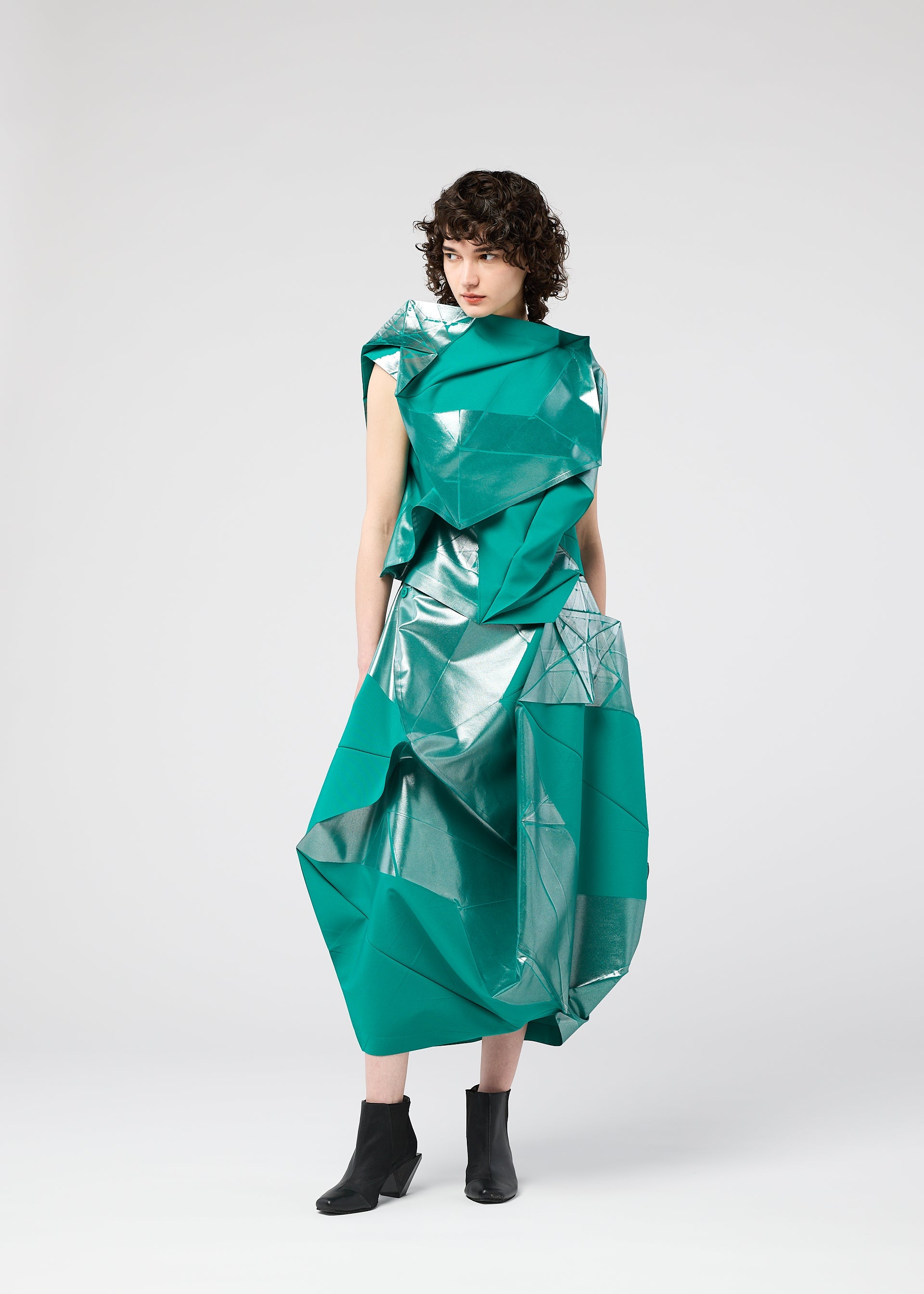A model wears the 132 5 ISSEY MIYAKE NO.17 FOIL prêt à porter.
