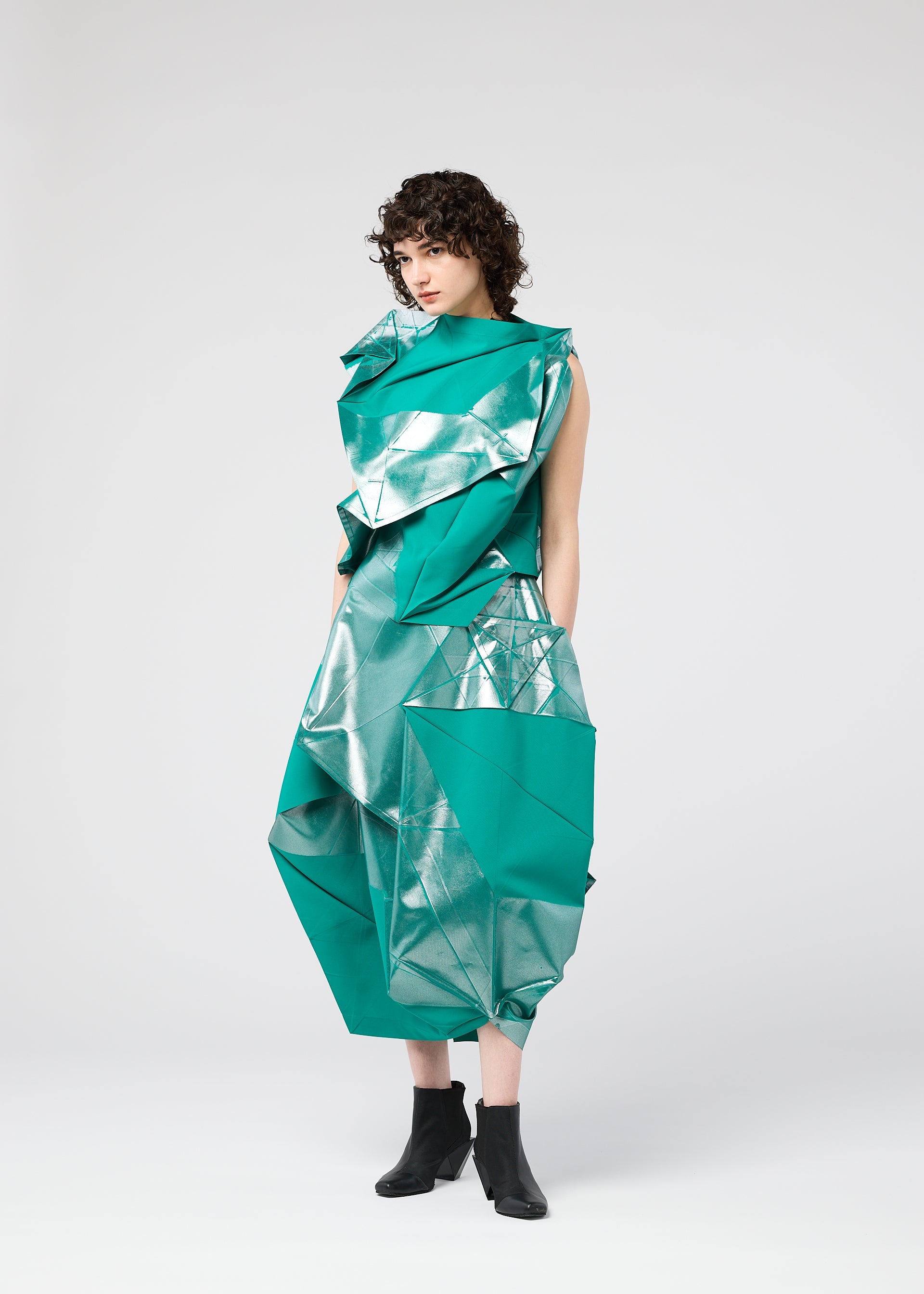 NO.17 FOIL Top Raspberry x Gold – ISSEY MIYAKE EU