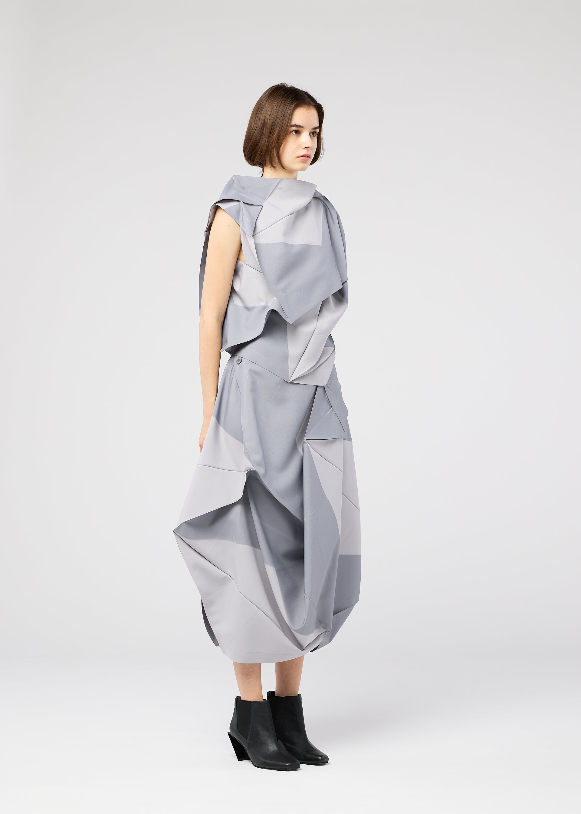A model wears the 132 5 ISSEY MIYAKE PENTAGON prêt à porter.