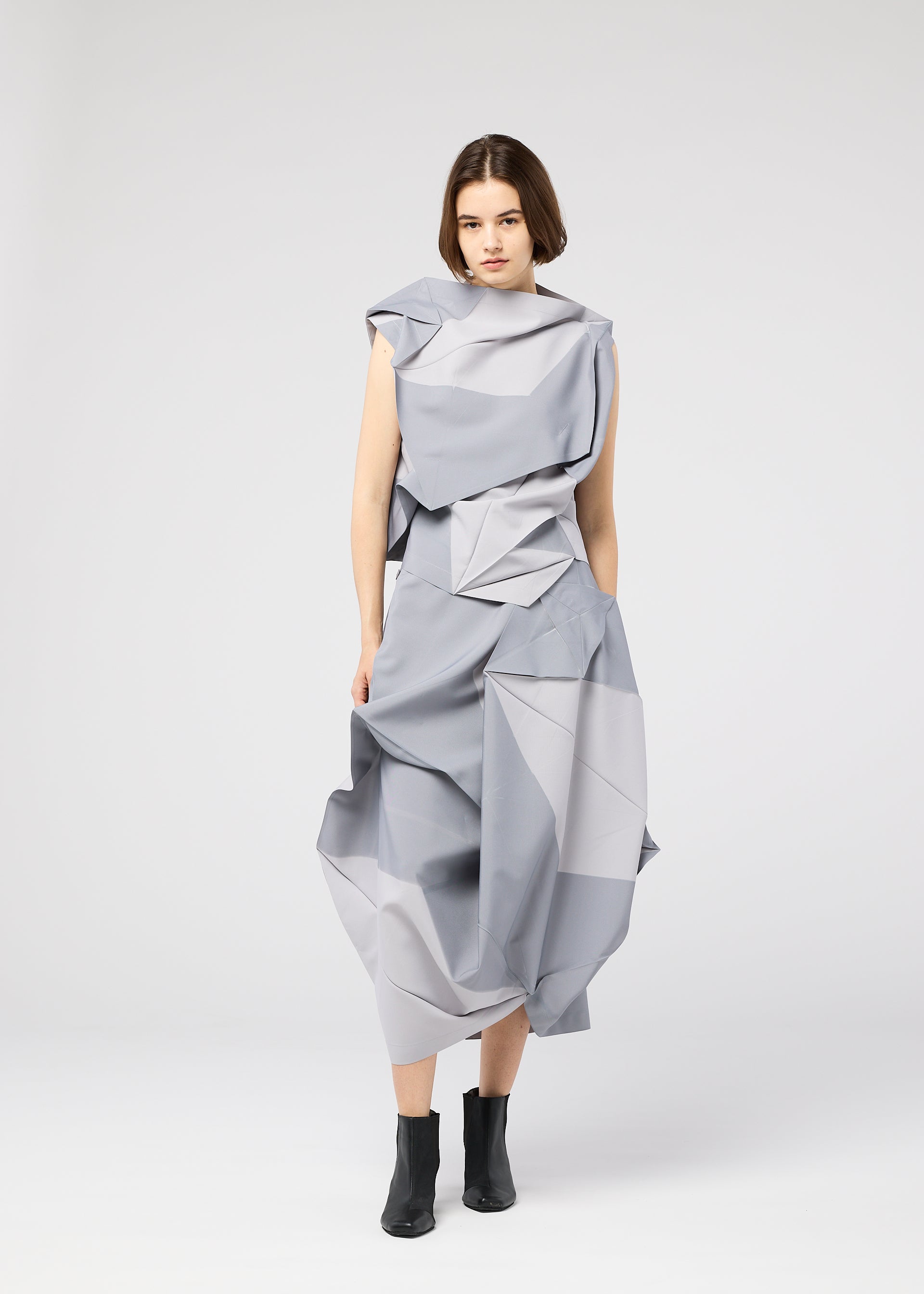 A model wears the 132 5 ISSEY MIYAKE PENTAGON prêt à porter.