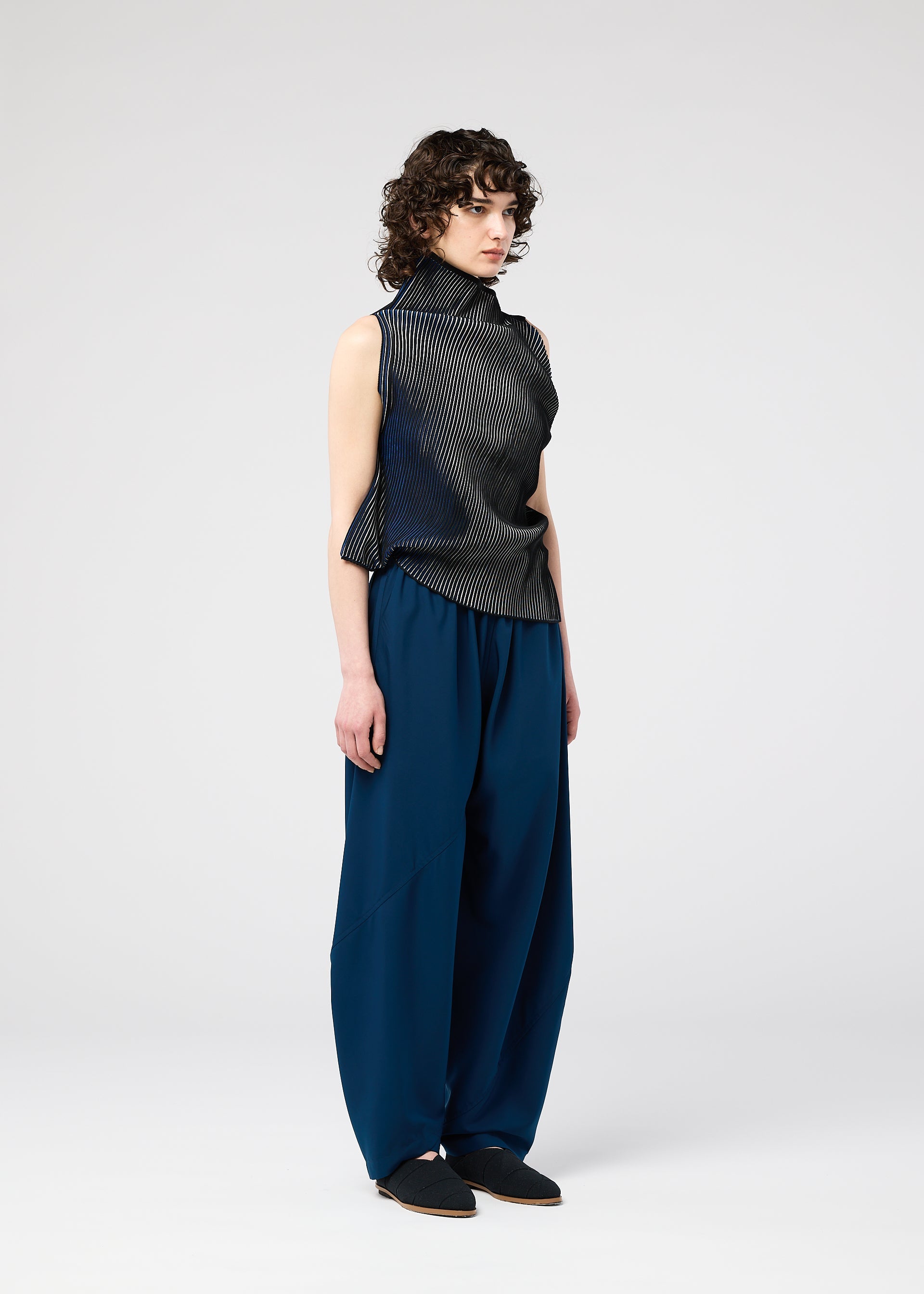 A model wears the 132 5. Issey Miyake FACET KNIT prêt à porter.