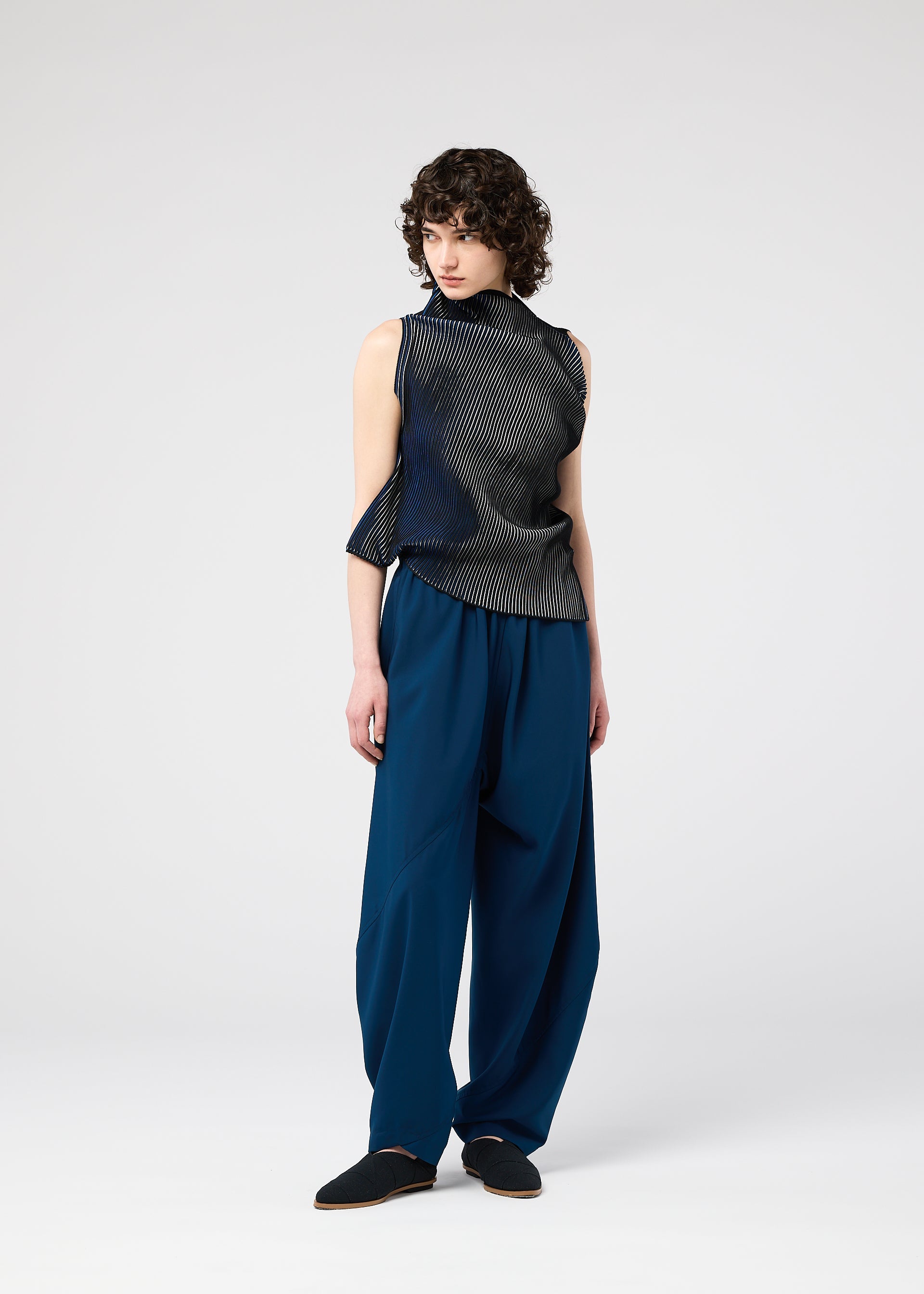 A model wears the 132 5. Issey Miyake FACET KNIT prêt à porter.