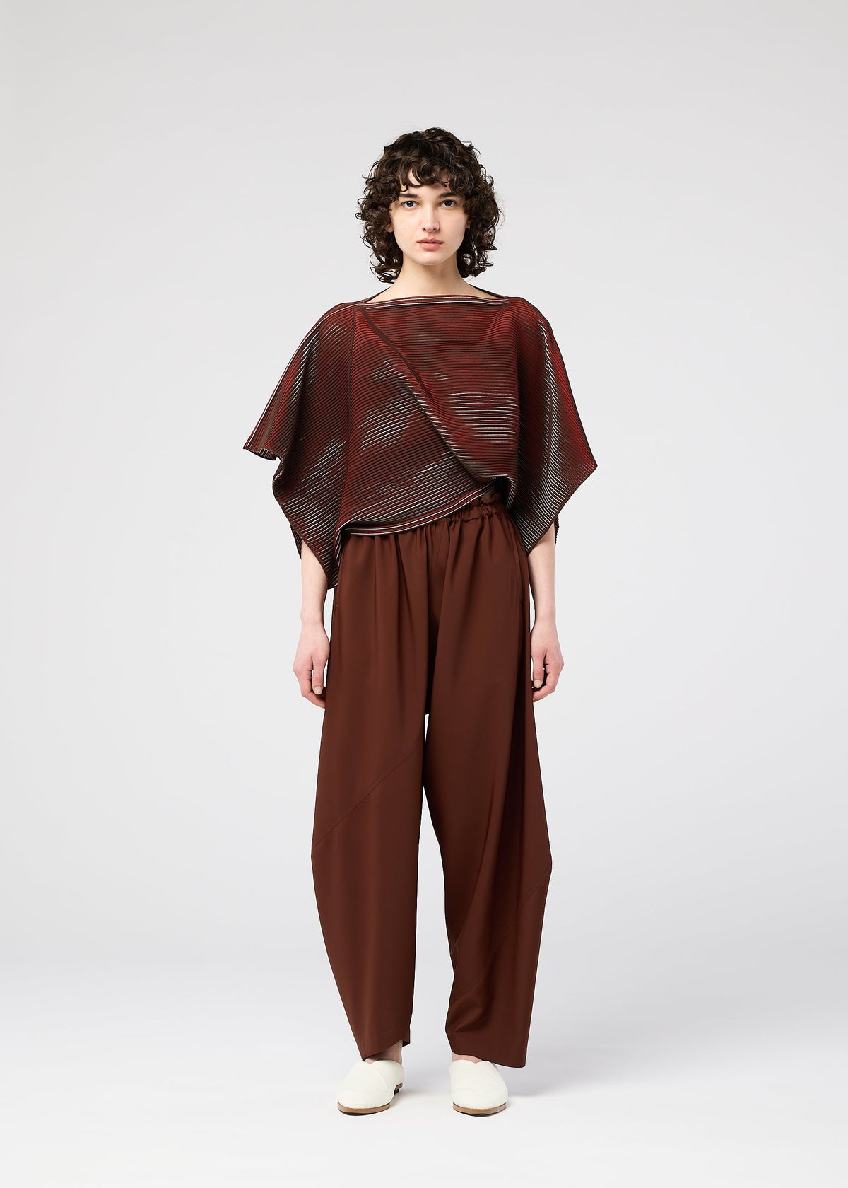 A model wears the 132 5. Issey Miyake FACET KNIT prêt à porter.