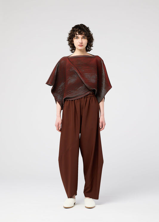 A model wears the 132 5. Issey Miyake FACET KNIT prêt à porter.