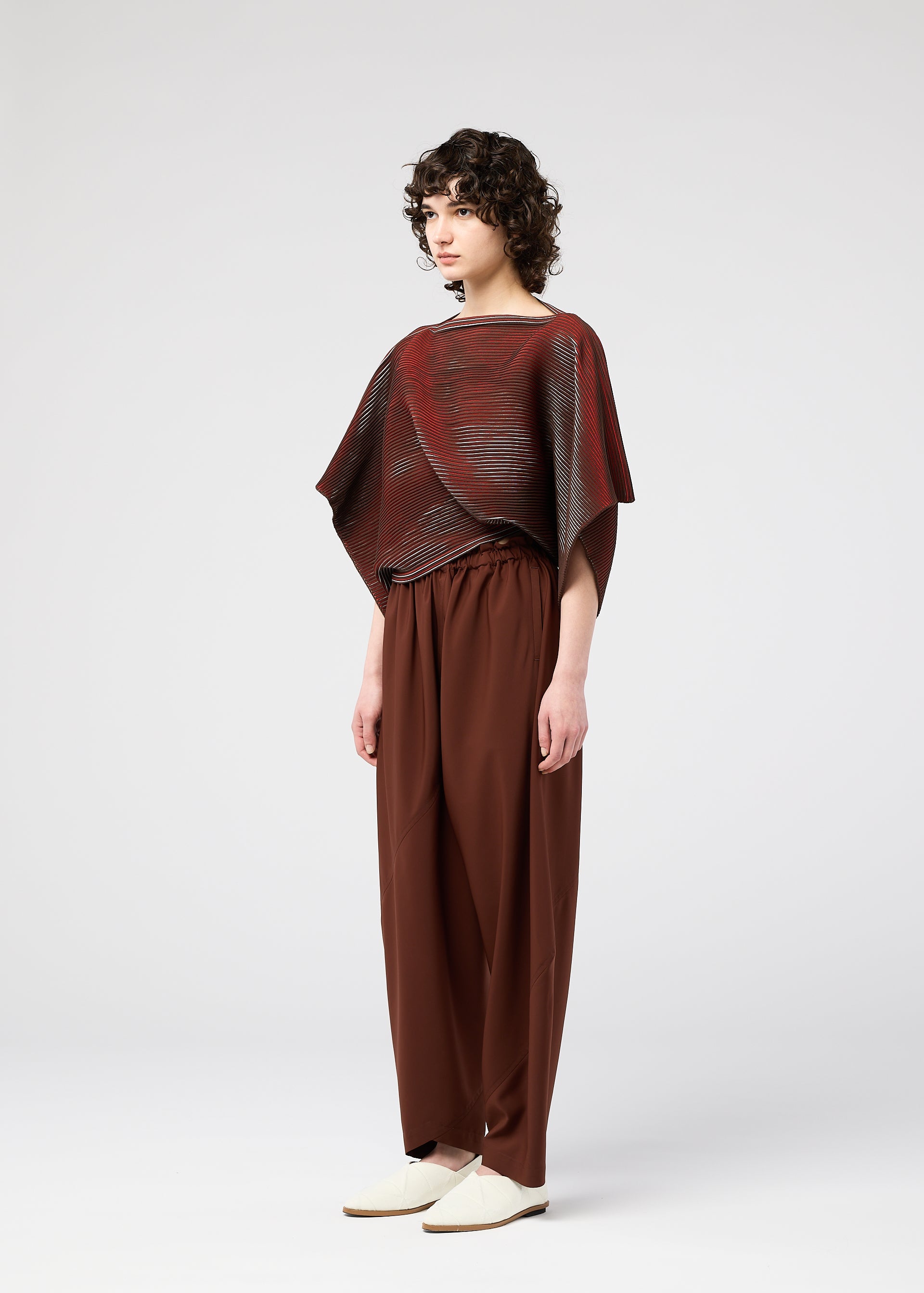 A model wears the 132 5. Issey Miyake FACET KNIT prêt à porter.