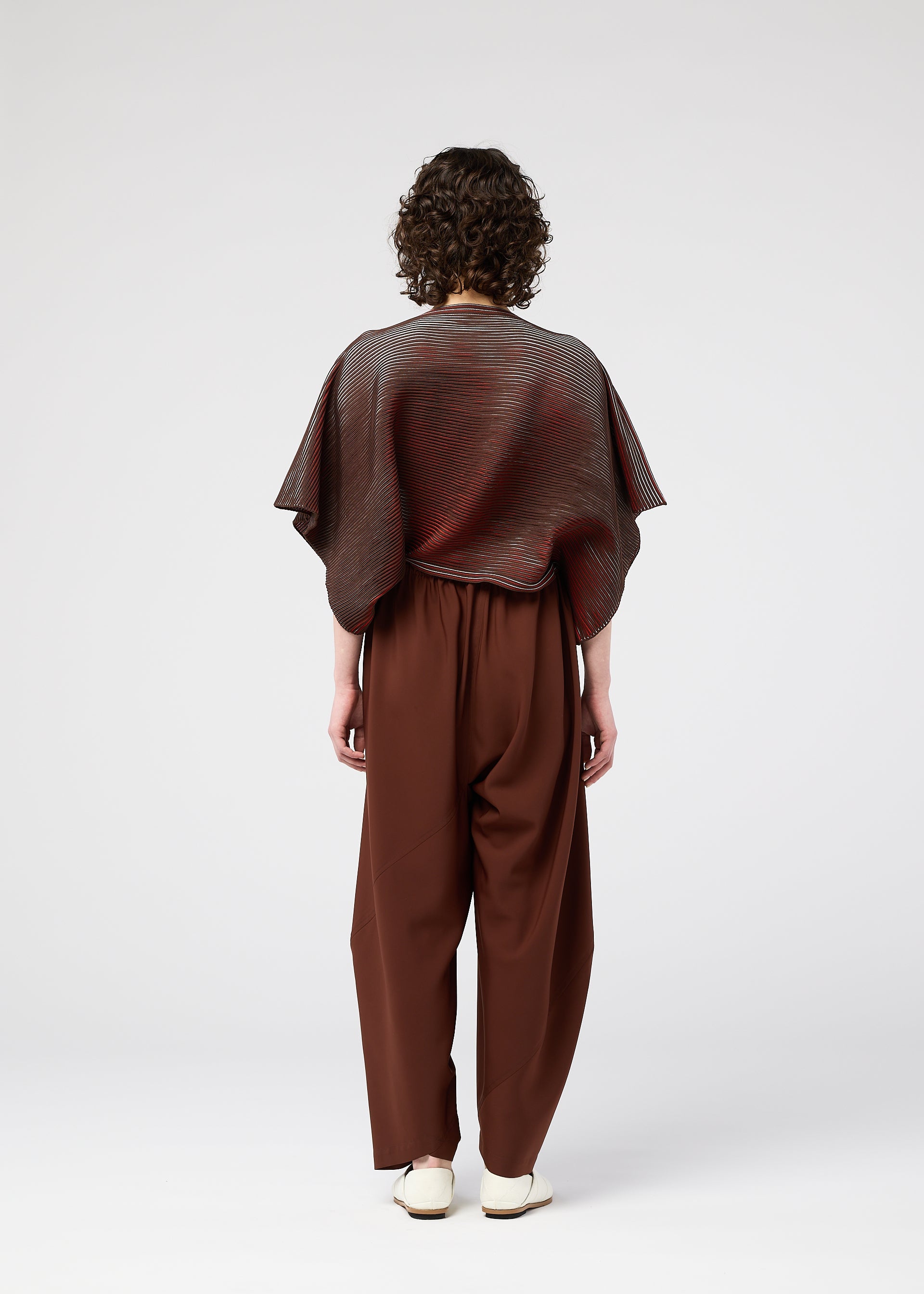 A model wears the 132 5. Issey Miyake FACET KNIT prêt à porter.