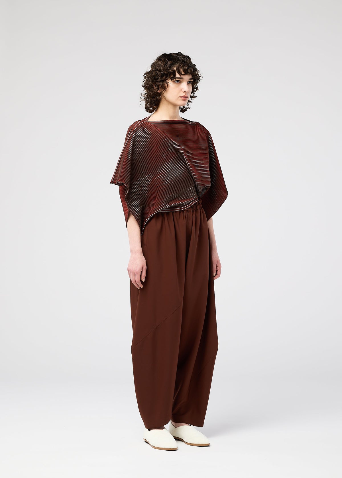 A model wears the 132 5. Issey Miyake FACET KNIT prêt à porter.