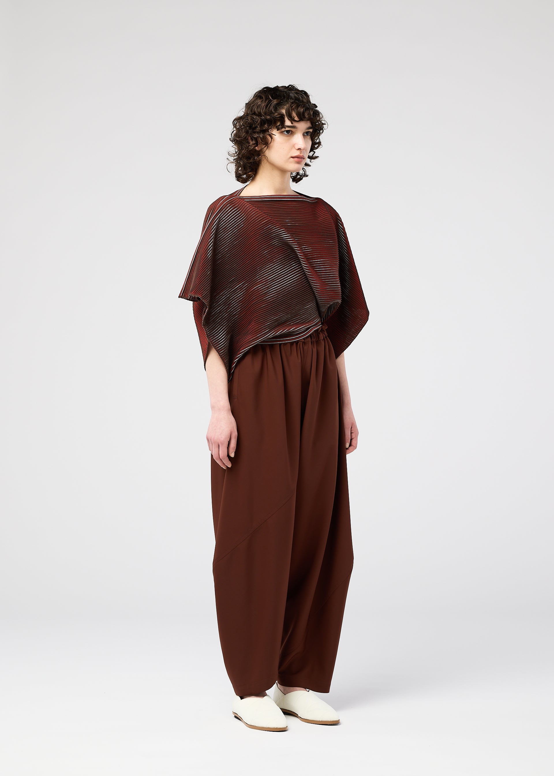 A model wears the 132 5. Issey Miyake FACET KNIT prêt à porter.