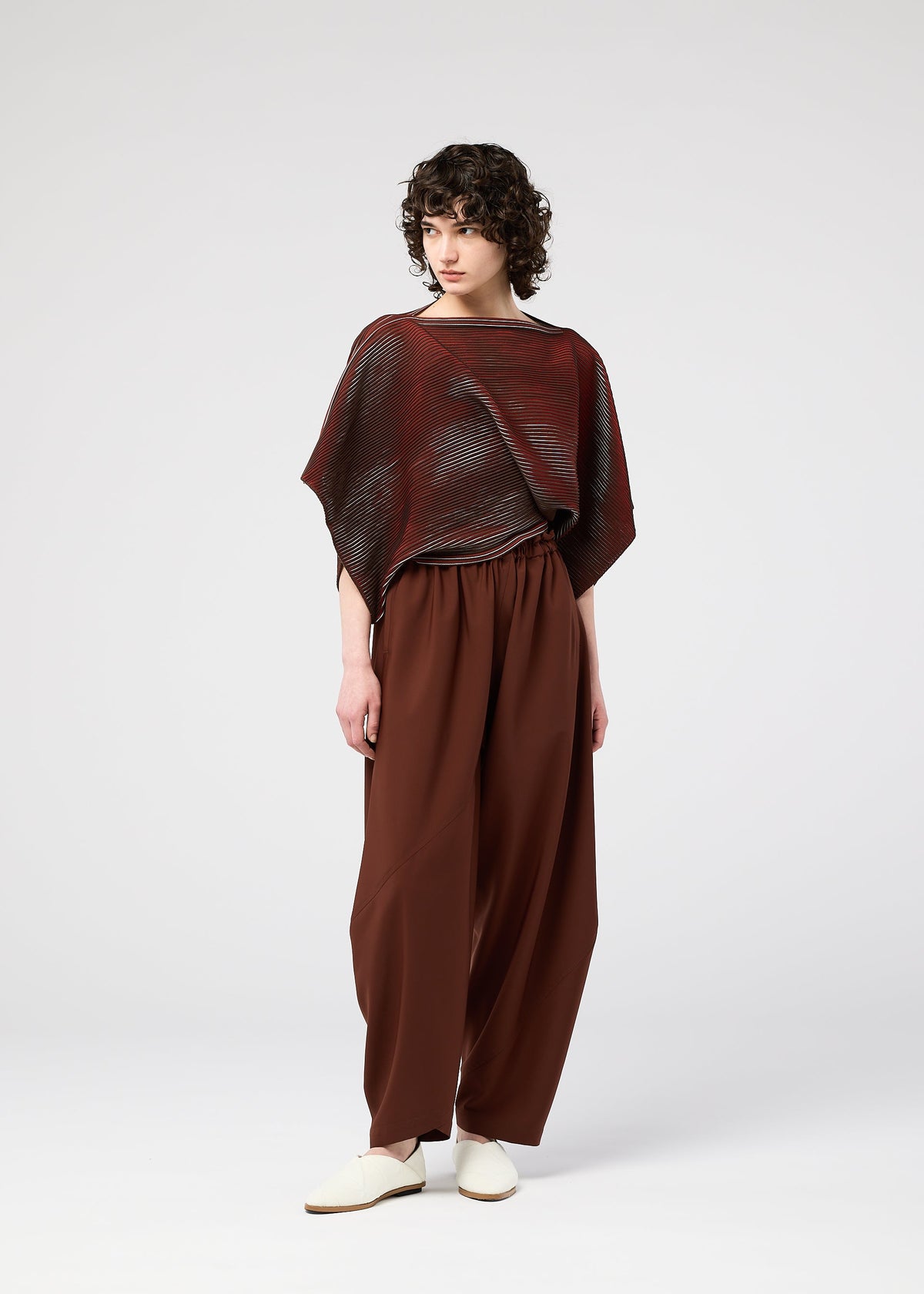 A model wears the 132 5. Issey Miyake FACET KNIT prêt à porter.