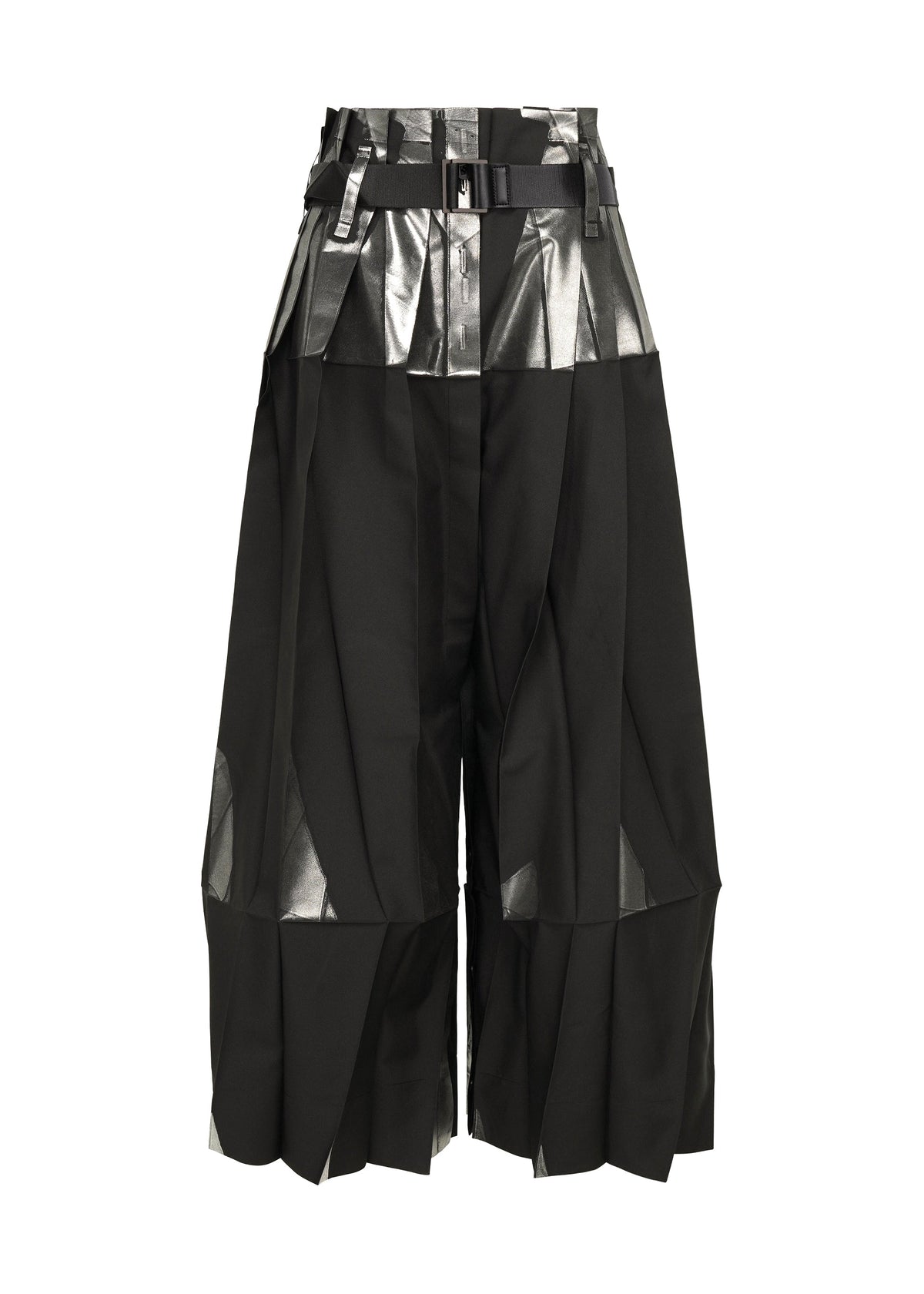 A product shot of the 132 5. ISSEY MIYAKE No.3-1 trousers in black×silver.