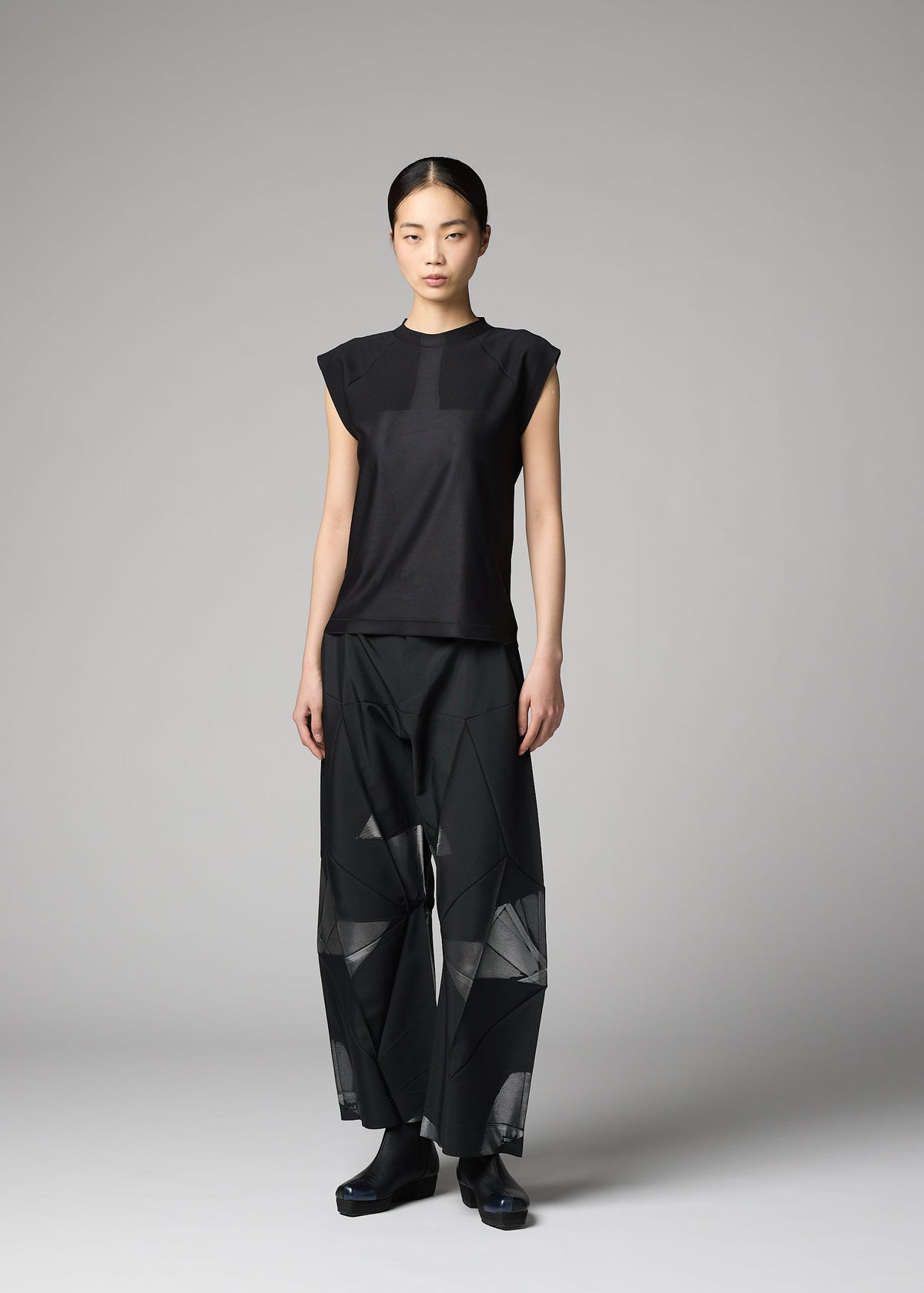 A model wears the 132 5. ISSEY MIYAKE F-KN f-kn-blouse-black.