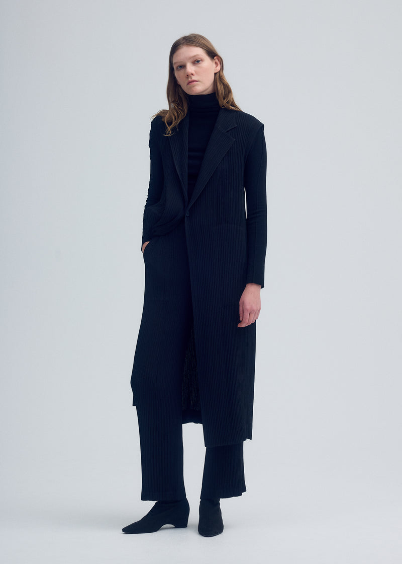 HATCHING PLEATS Coat Black