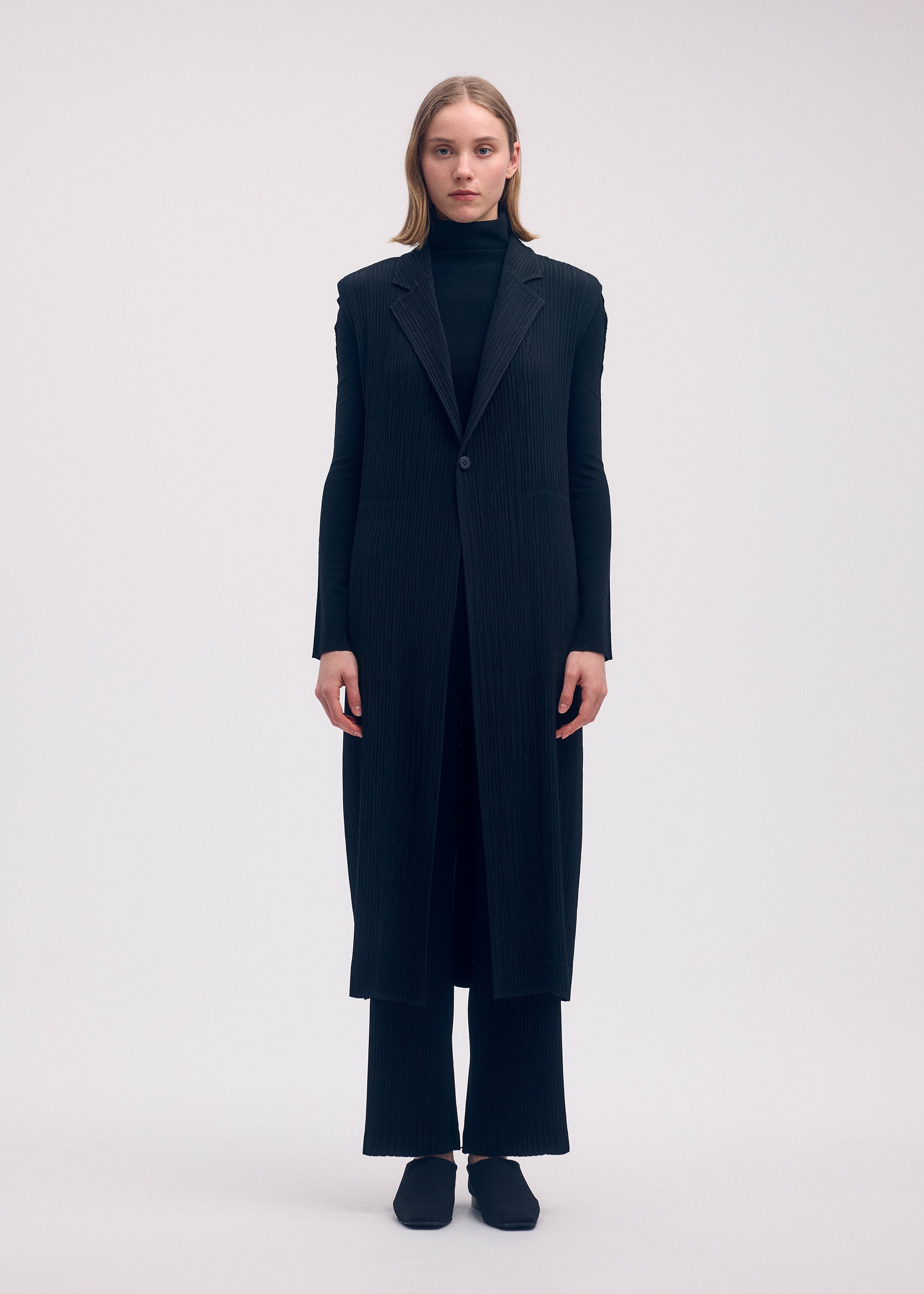 HATCHING PLEATS Vest Black