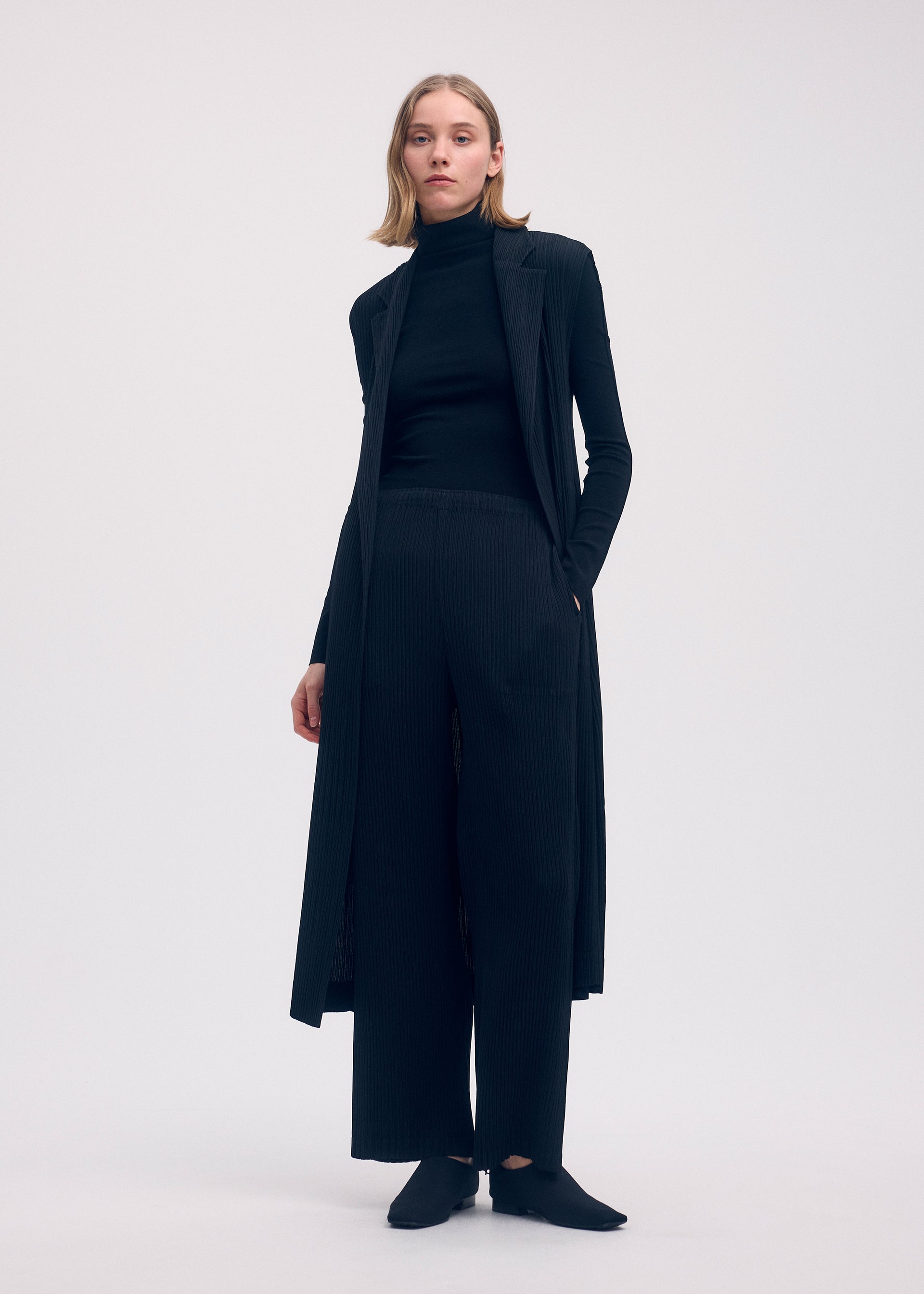 HATCHING PLEATS Vest Black