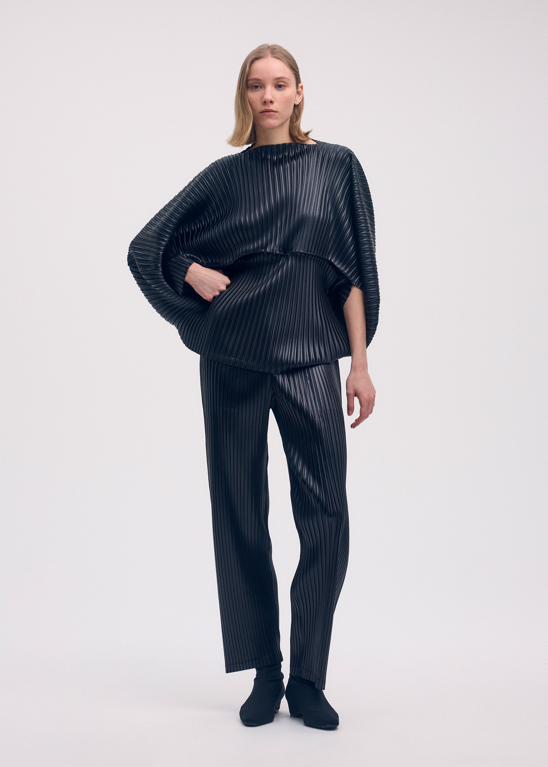GLOSSED METAL PLEATS Trousers Green – ISSEY MIYAKE EU