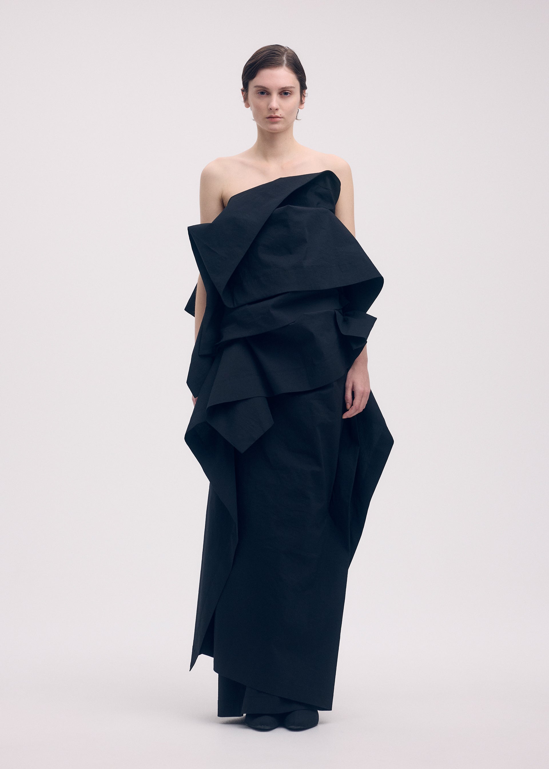A model wears the Issey Miyake COLLAPSING SCULPTURE skirt.