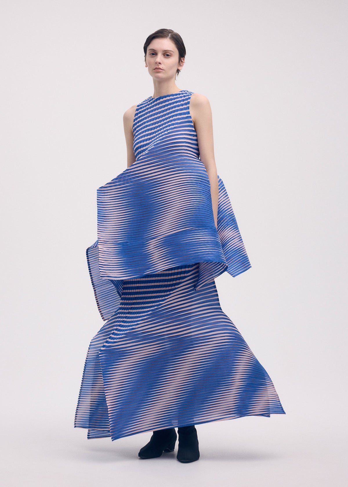 A model wears the Issey Miyake GENERIC STRIPES skirt.
