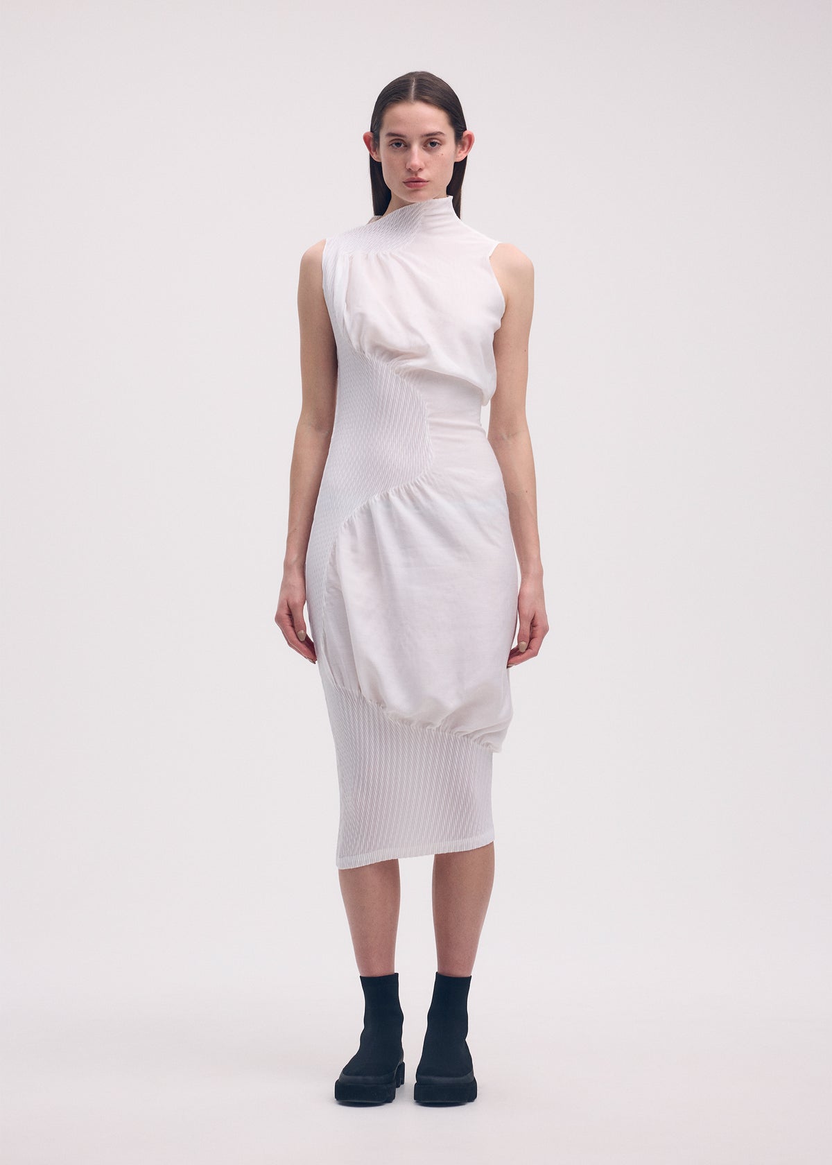 Robe en tricot à plis contour noir