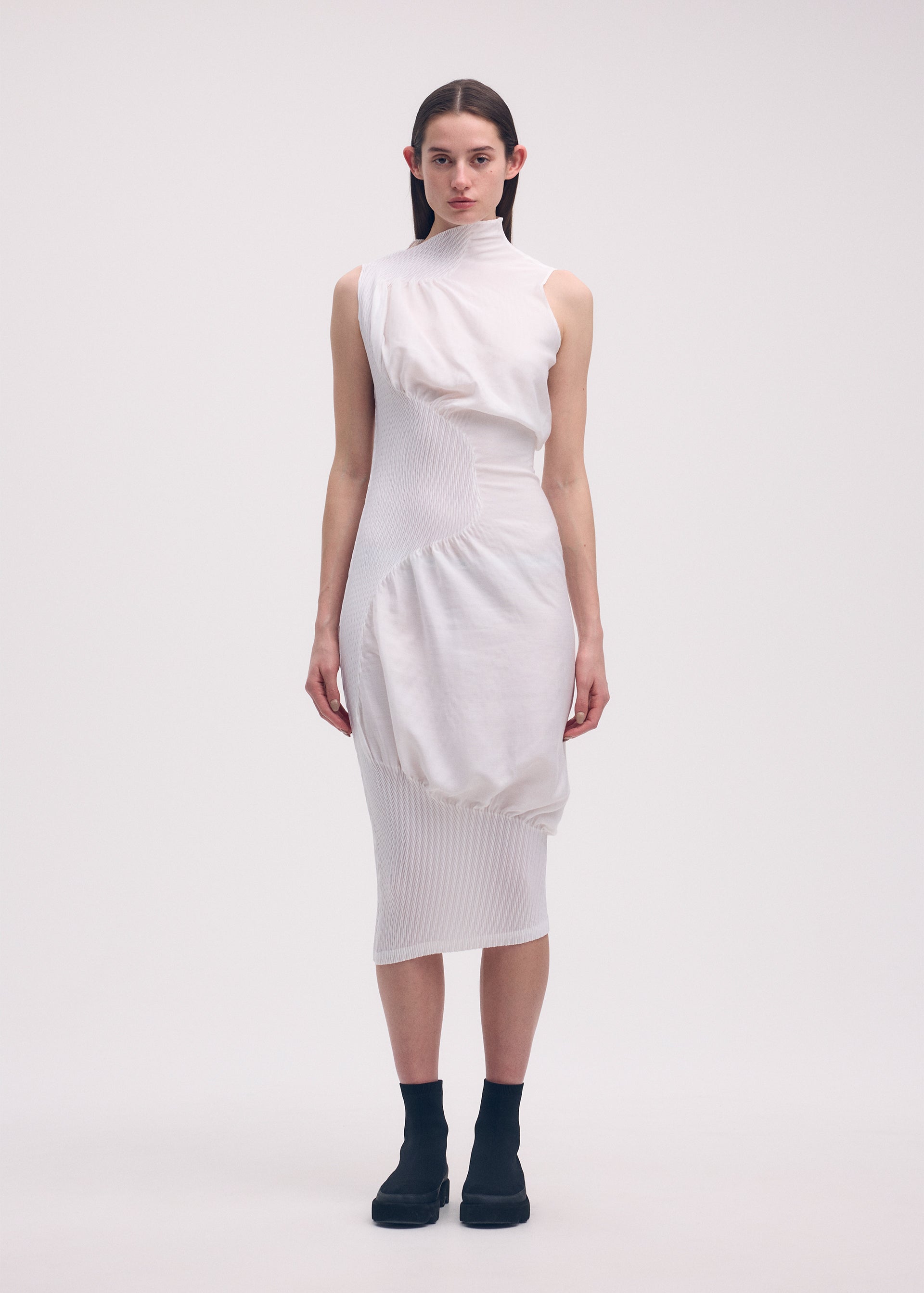 Robe en tricot à plis contour noir