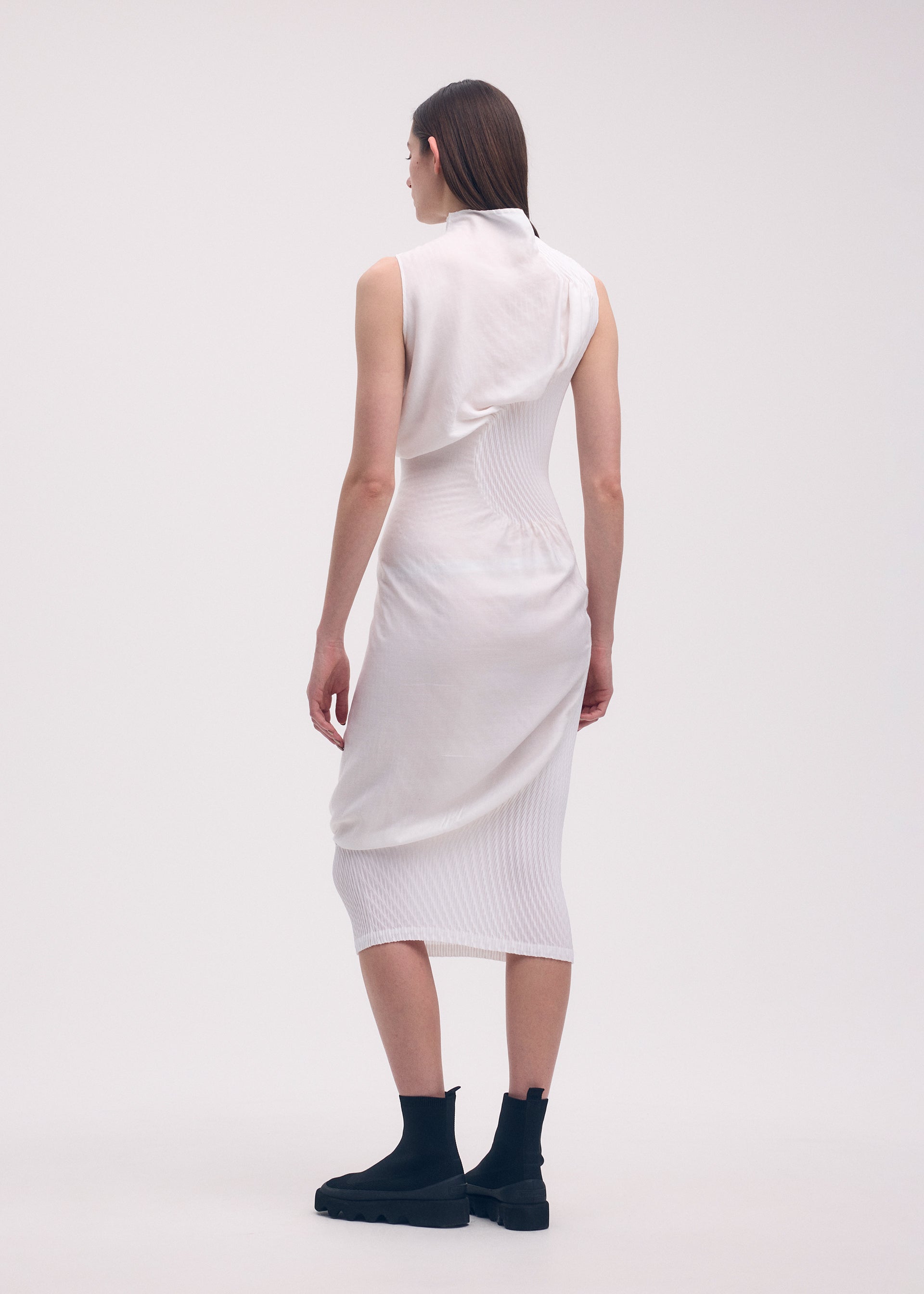 Robe en tricot à plis contour rouge