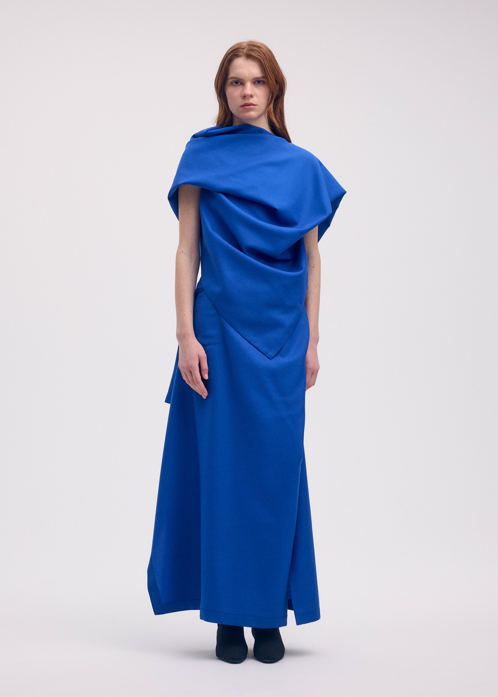 A model wears the Issey Miyake UNI FORM WOOL shirt.