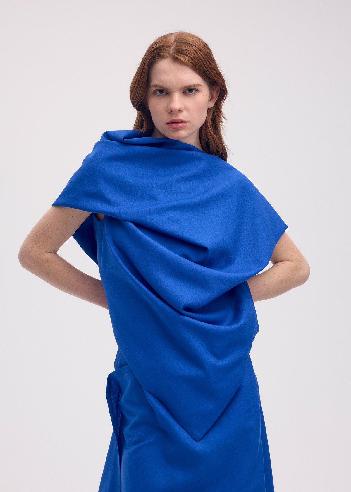 A model wears the Issey Miyake UNI FORM WOOL shirt.
