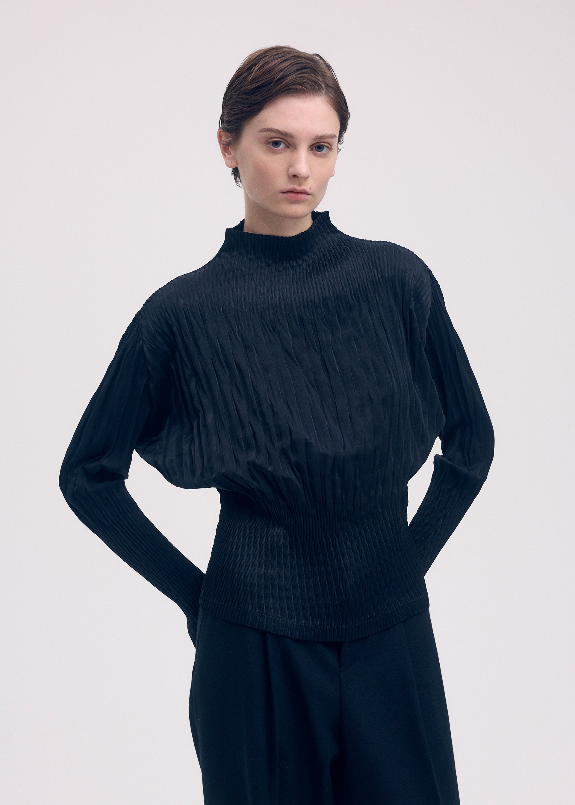SUEDE LIKE PUFF PLEATS Top Black – ISSEY MIYAKE EU