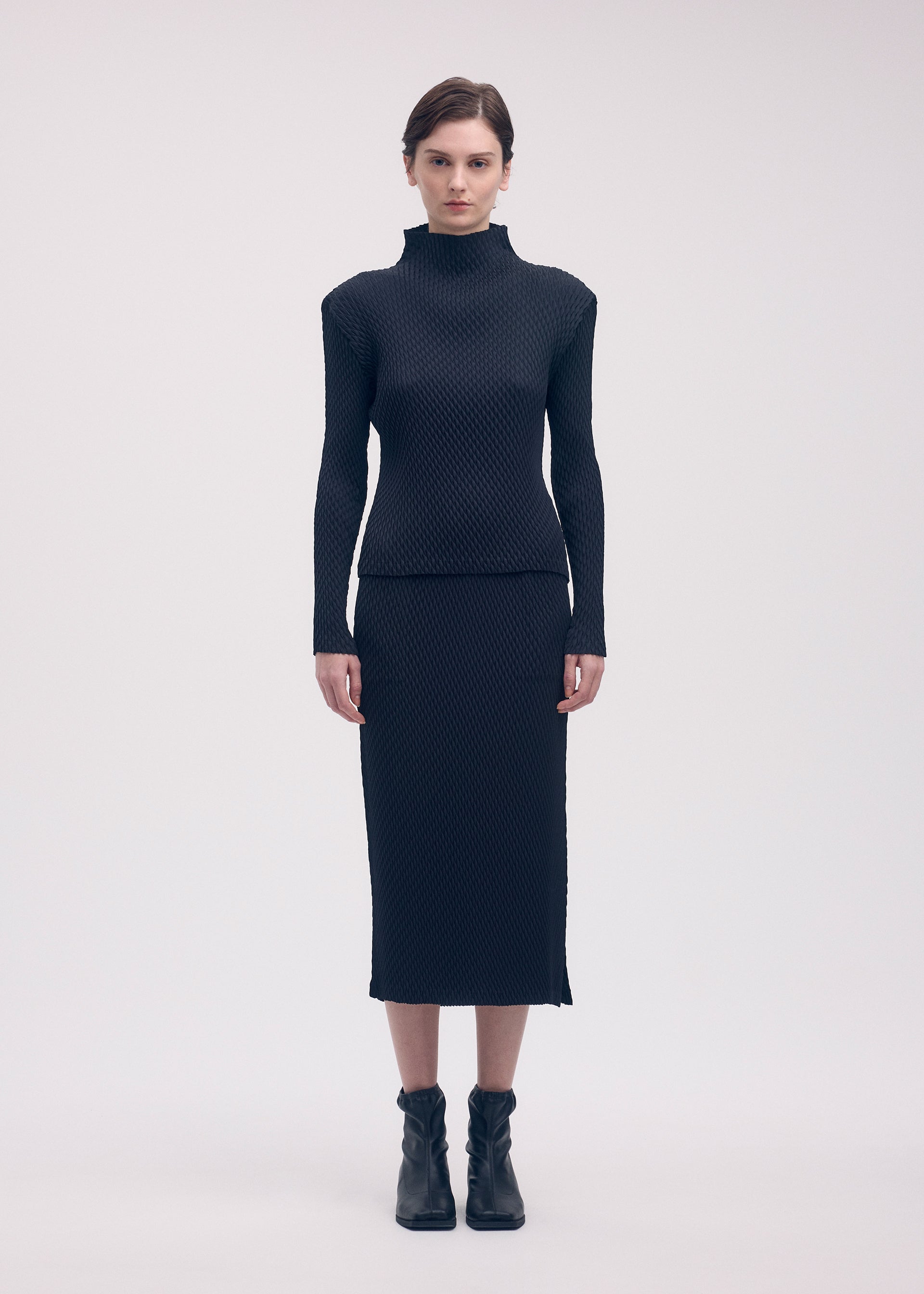 me ISSEY MIYAKE ロングスカート　ベロア調　ブラック　ネイビー SLEEK PLEATS Shirt Black – ISSEY MIYAKE EU