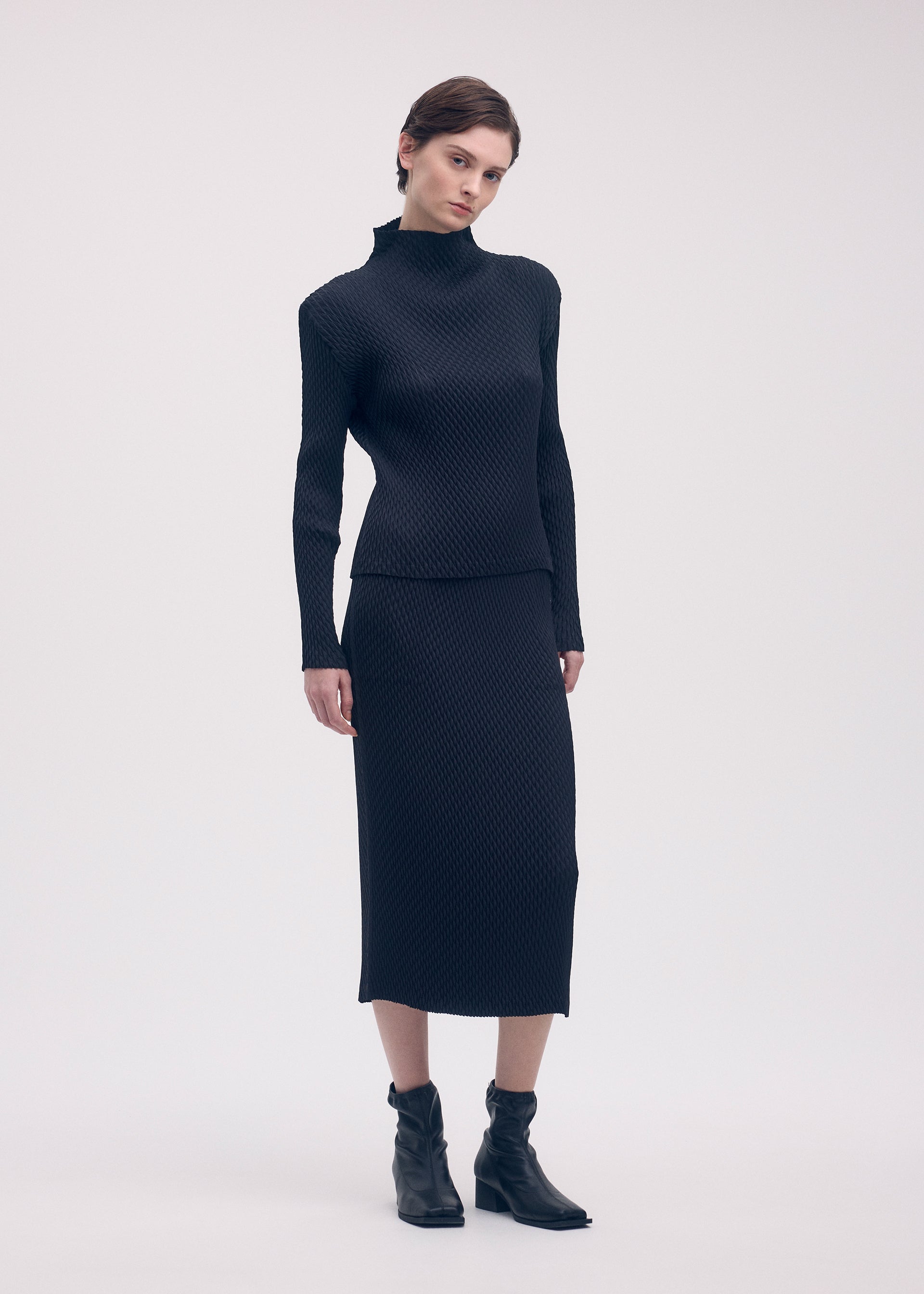 【me by ISSEY MIYAKE】 黒ショートスリーブトップス SLEEK PLEATS Shirt Black – ISSEY MIYAKE EU