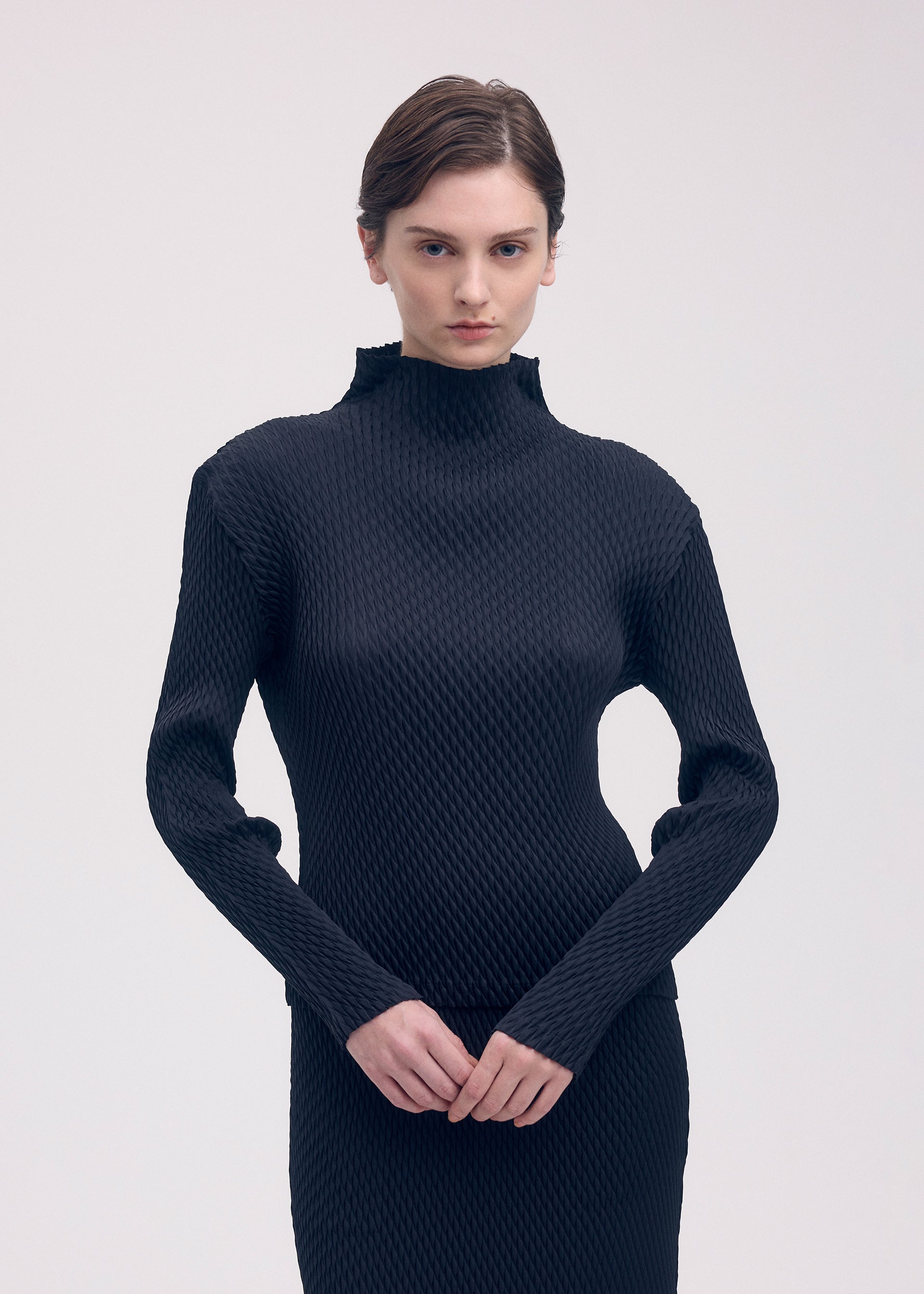 SLEEK PLEATS Shirt Black – ISSEY MIYAKE EU