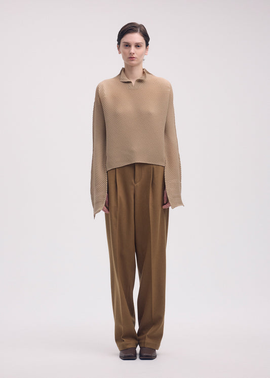 A model wears the Issey Miyake SHIFTED MISTY PLEATS prêt à porter.