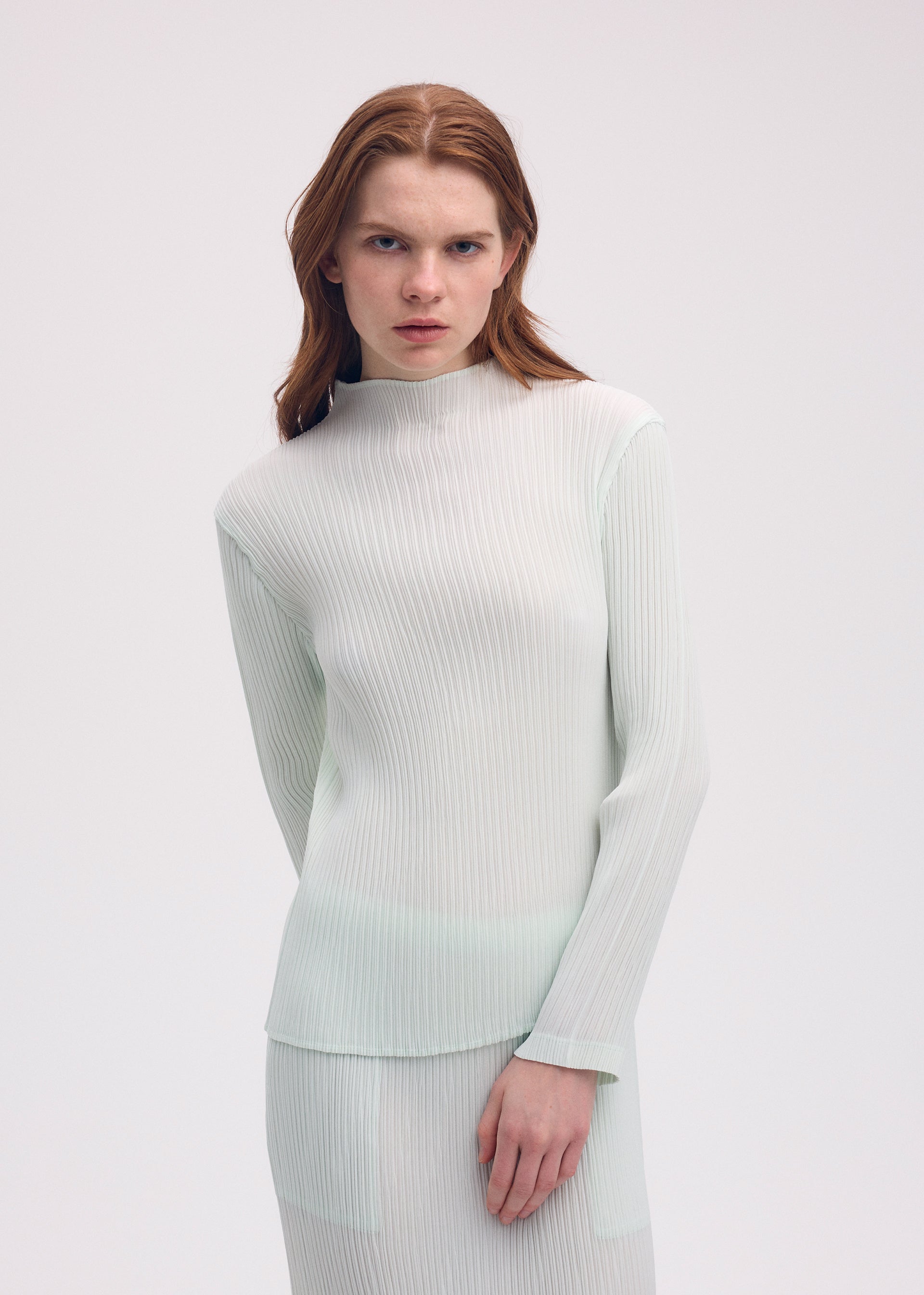 HATCHING PLEATS Top Black