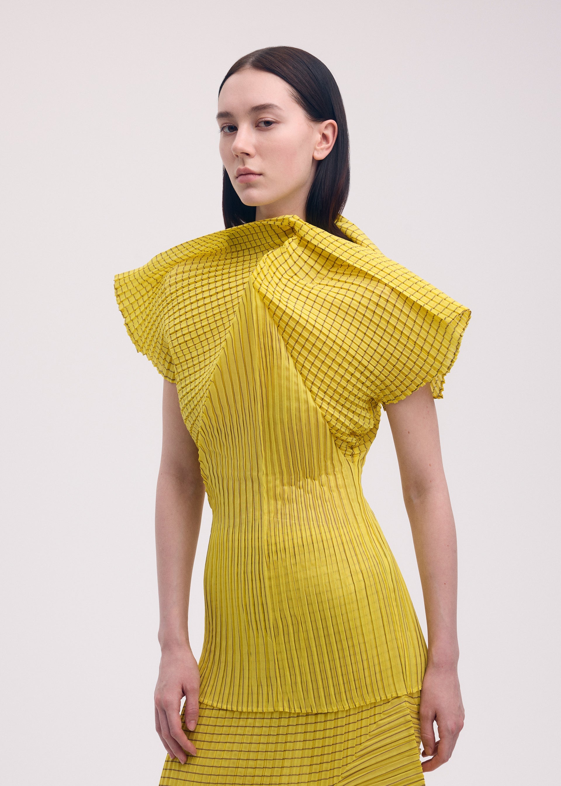 A model wears the Issey Miyake GENERIC STRIPES prêt à porter.