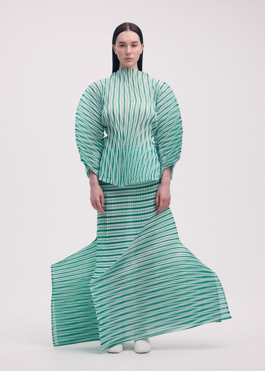 A model wears the Issey Miyake GENERIC STRIPES HAND PLEATS prêt à porter.