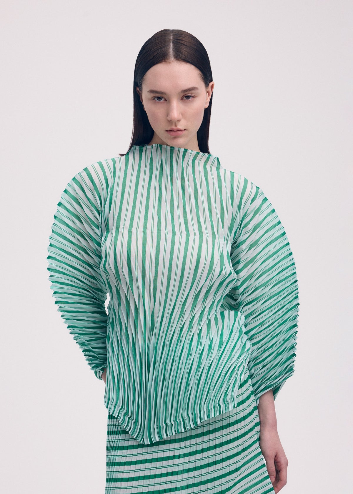 A model wears the Issey Miyake GENERIC STRIPES HAND PLEATS prêt à porter.