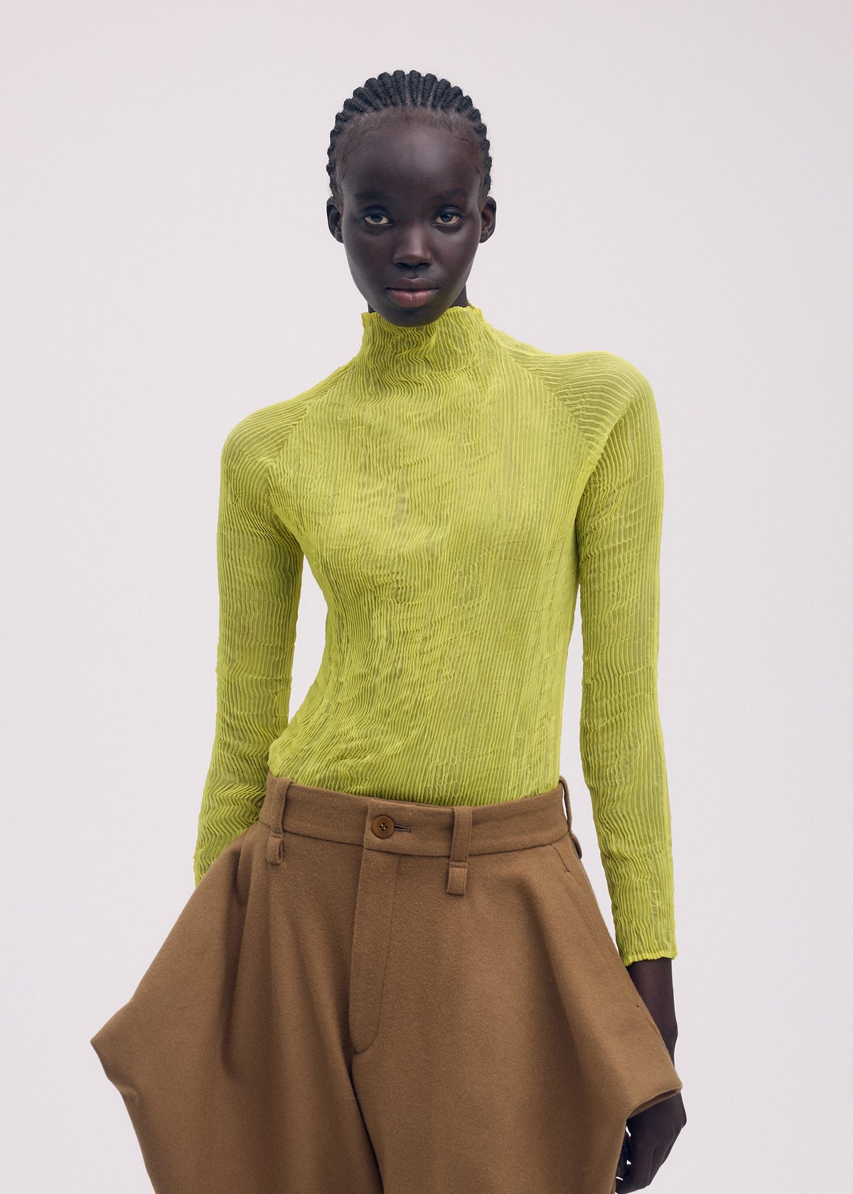 A model wears the Issey Miyake CHIFFON TWIST 3 prêt à porter.