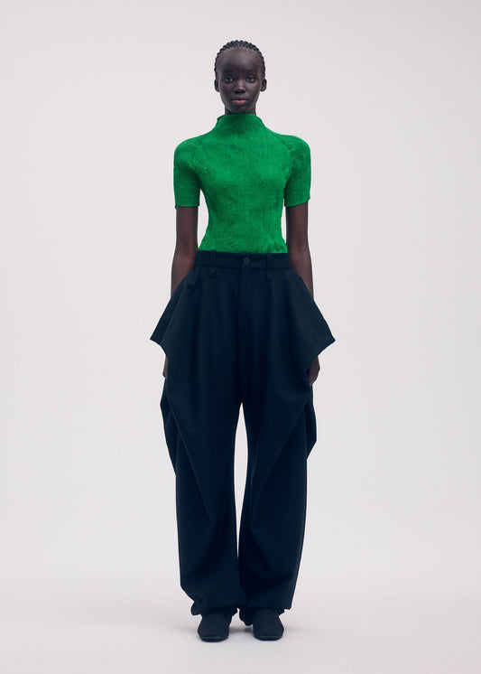 A model wears the Issey Miyake CHIFFON TWIST 3 prêt à porter.