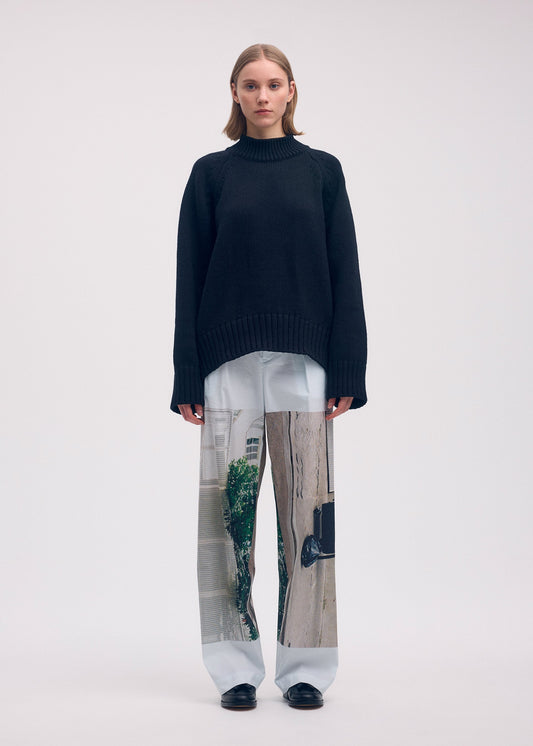 A model wears the Issey Miyake BREEZE KNIT top.