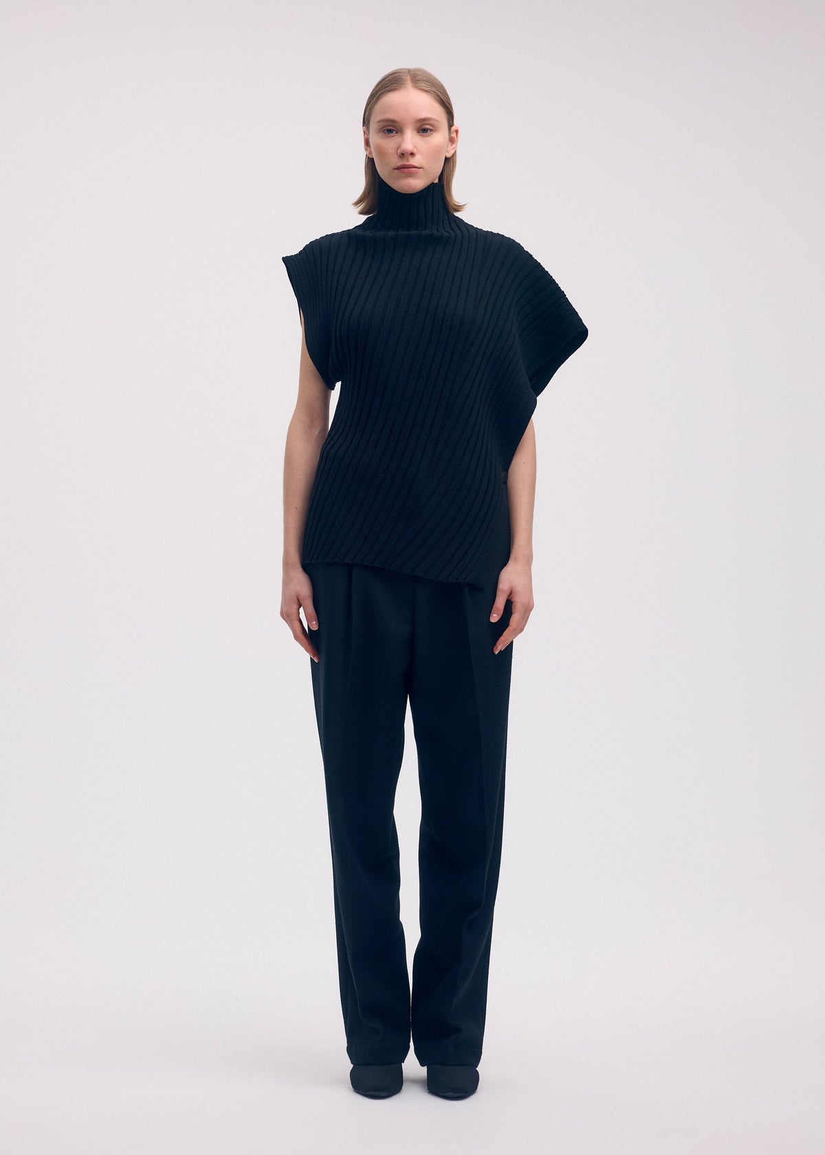 A model wears the Issey Miyake COTTON CASHMERE KNIT top.