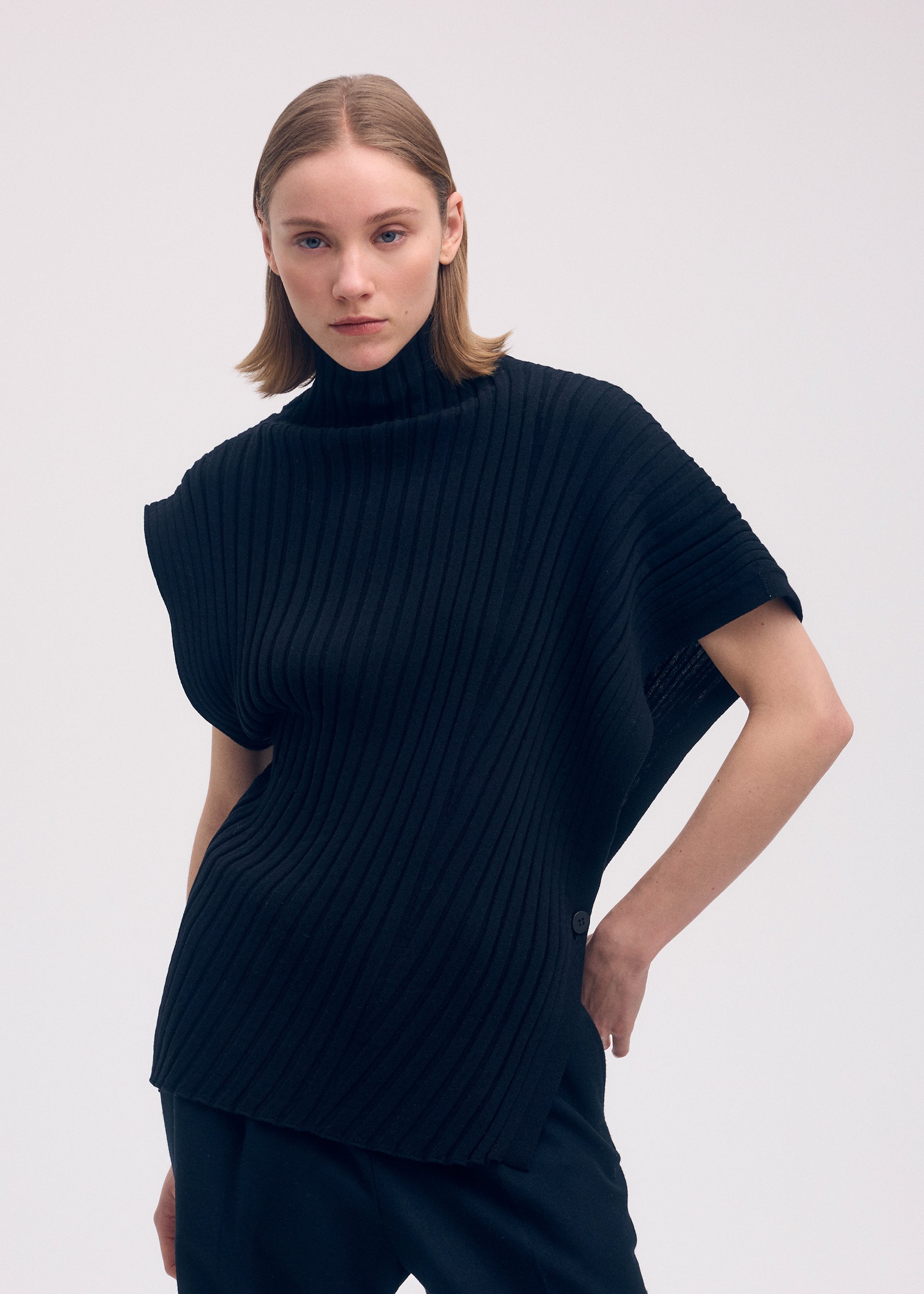 A model wears the Issey Miyake COTTON CASHMERE KNIT top.