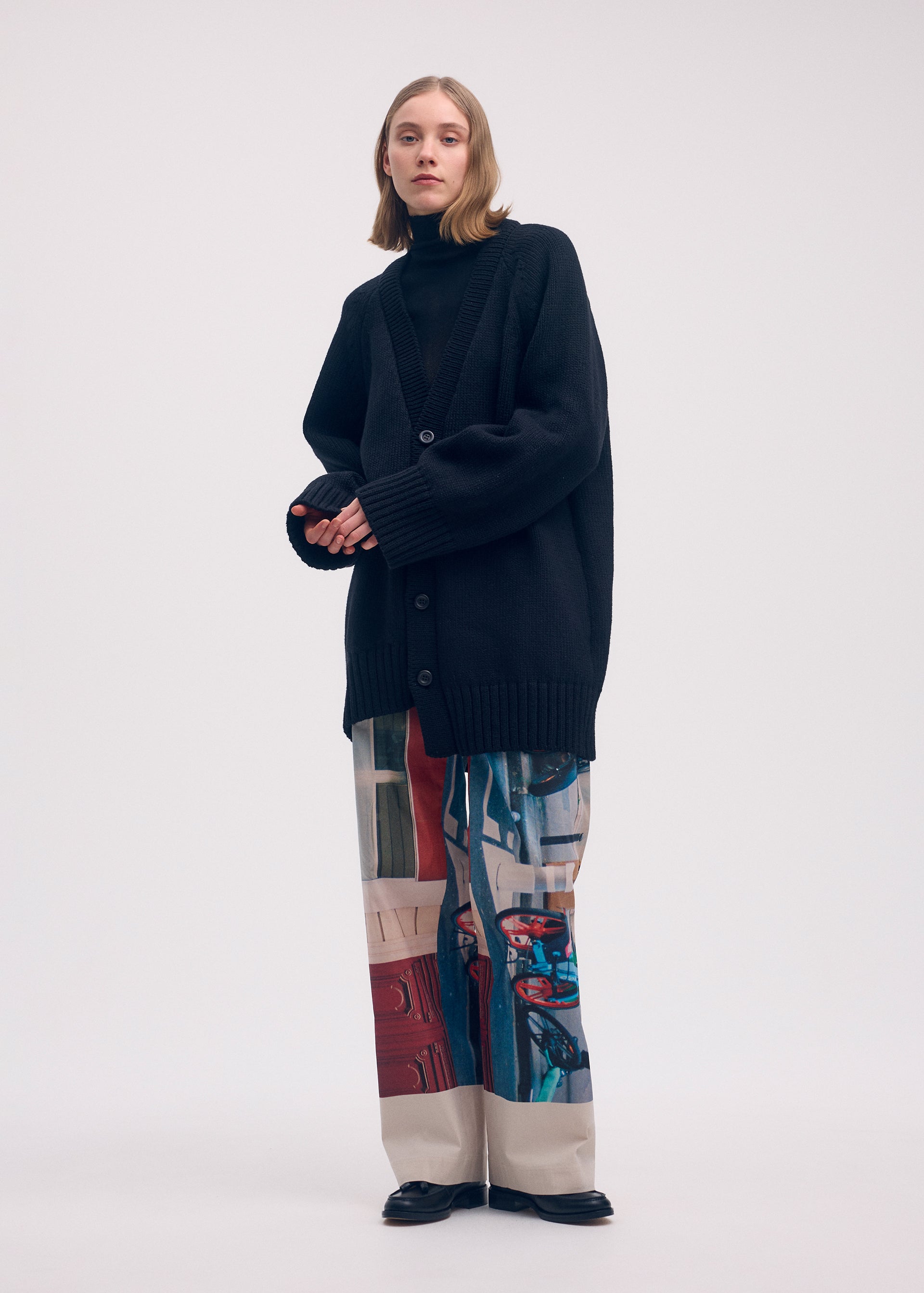 A model wears the Issey Miyake BREEZE KNIT cardigan.