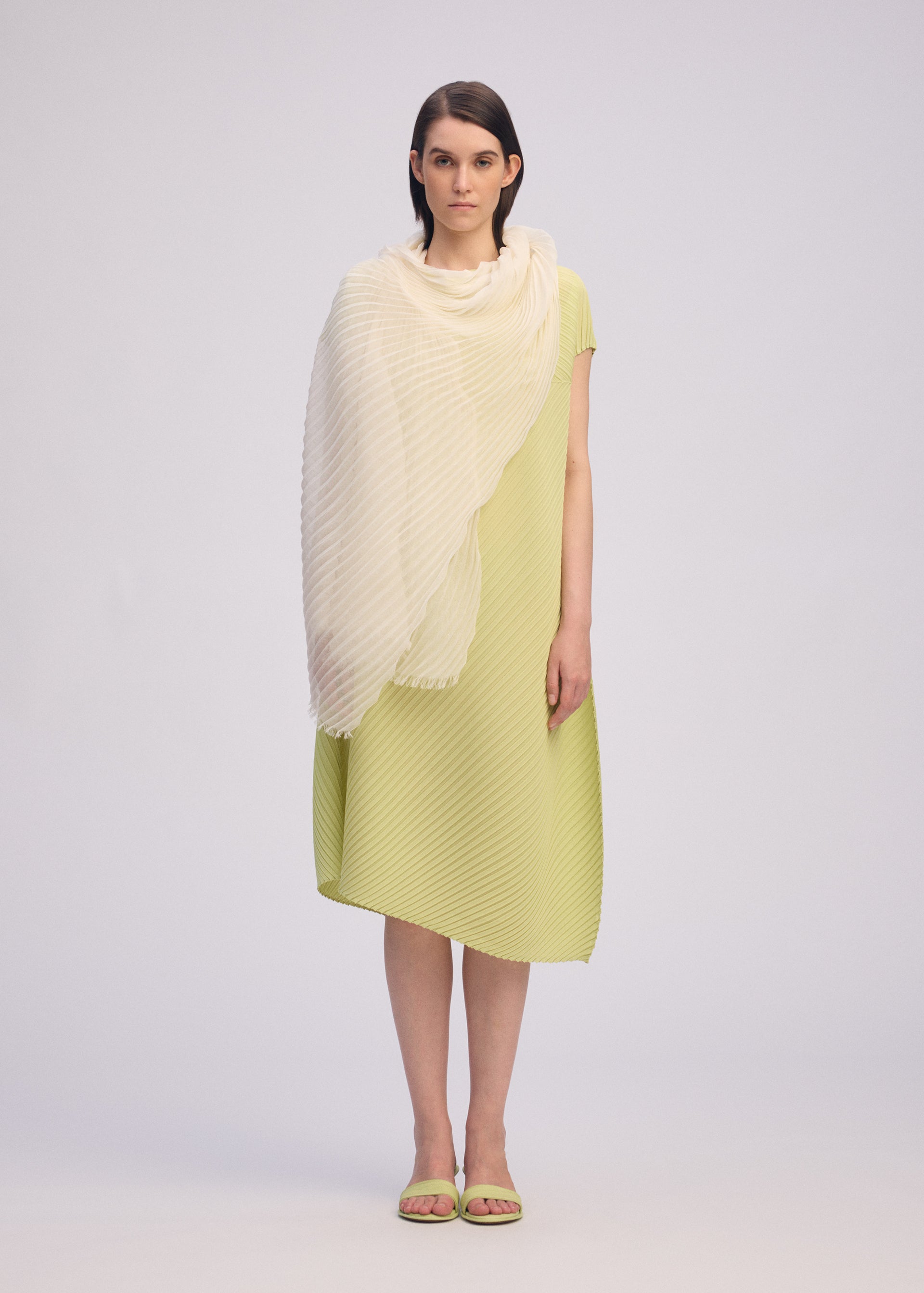 FEATHER RAMIE PLEATS STOLE