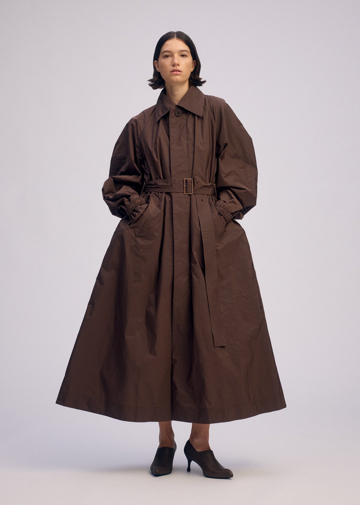 A model wears the ISSEY MIYAKE AKIMBO prêt à porter.