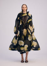 A model wears the Issey Miyake VERVE prêt à porter.