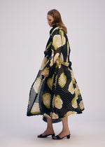 A model wears the Issey Miyake VERVE prêt à porter.