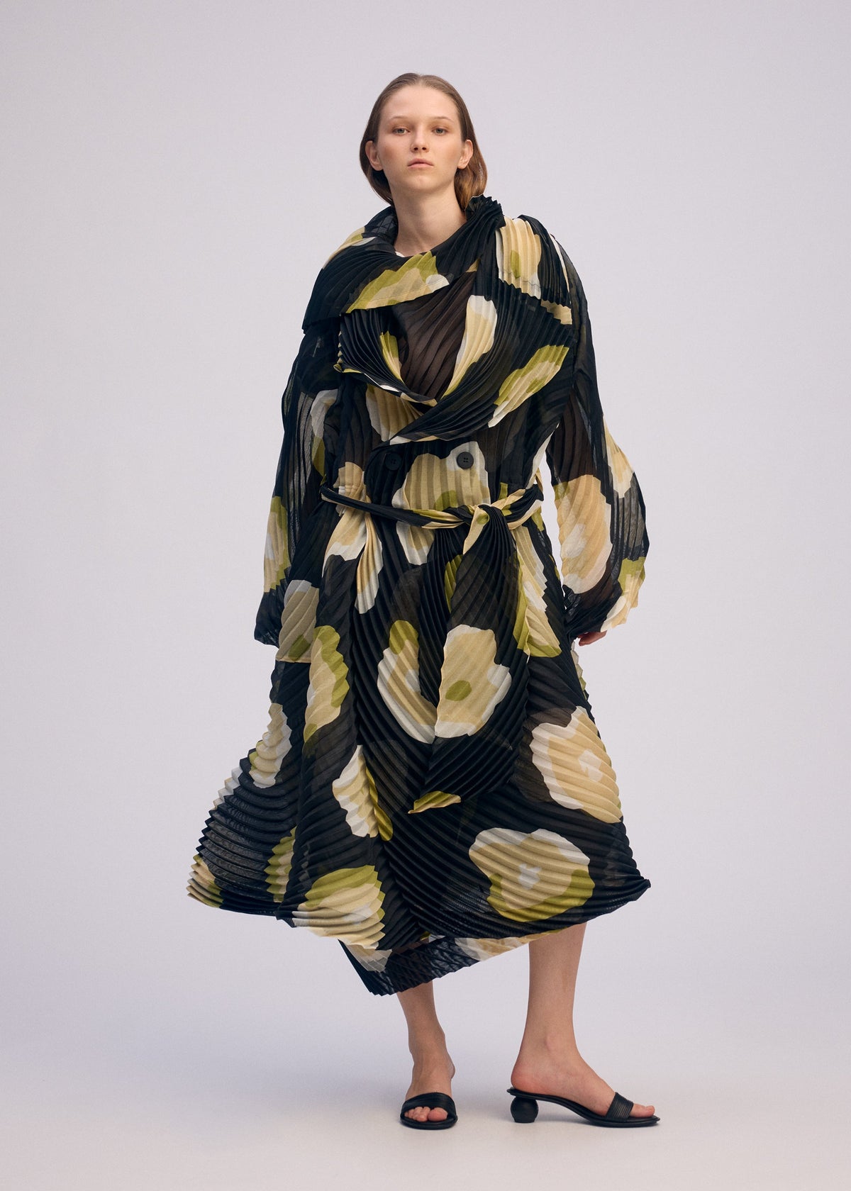 A model wears the Issey Miyake VERVE prêt à porter.