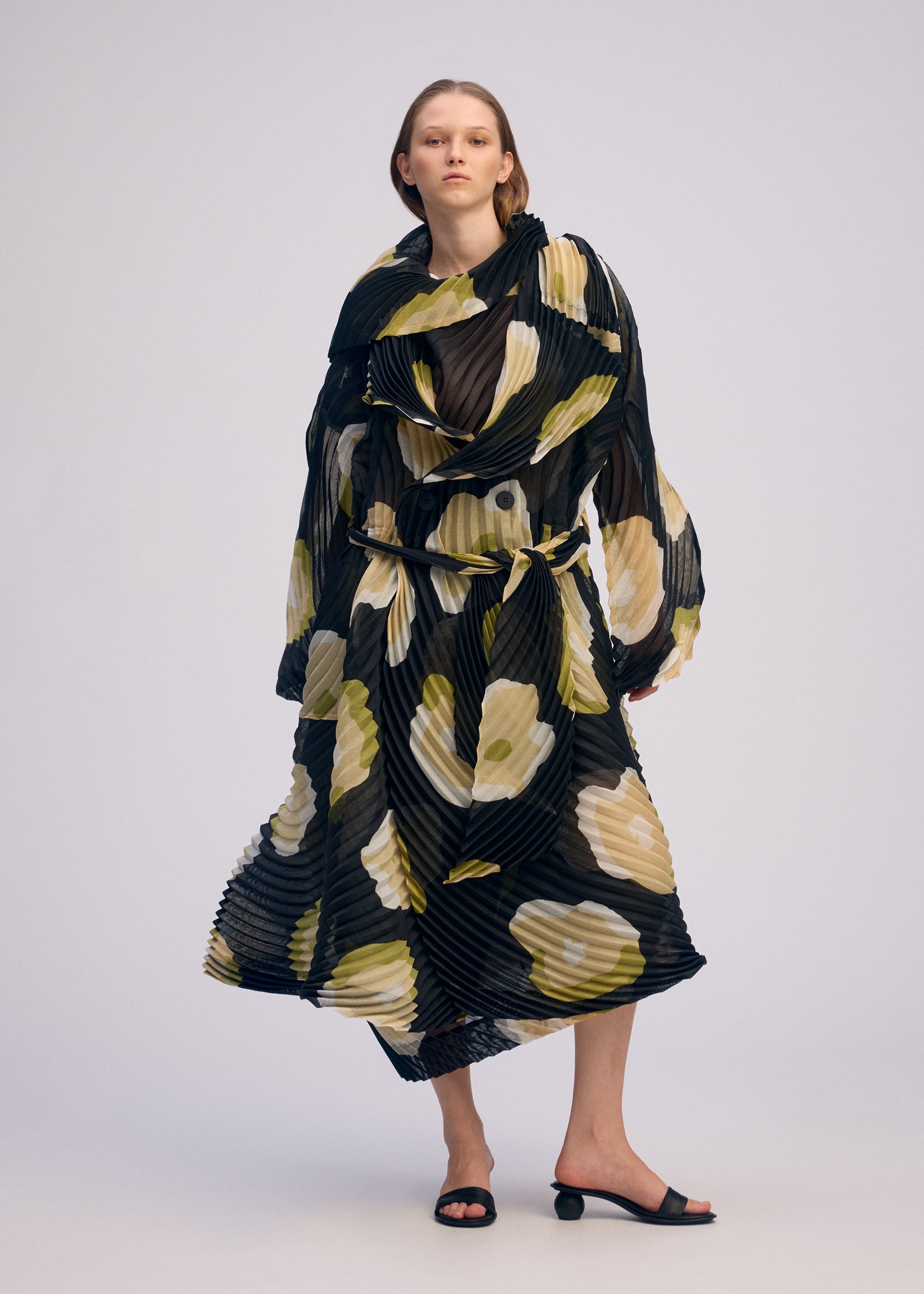 A model wears the Issey Miyake VERVE prêt à porter.