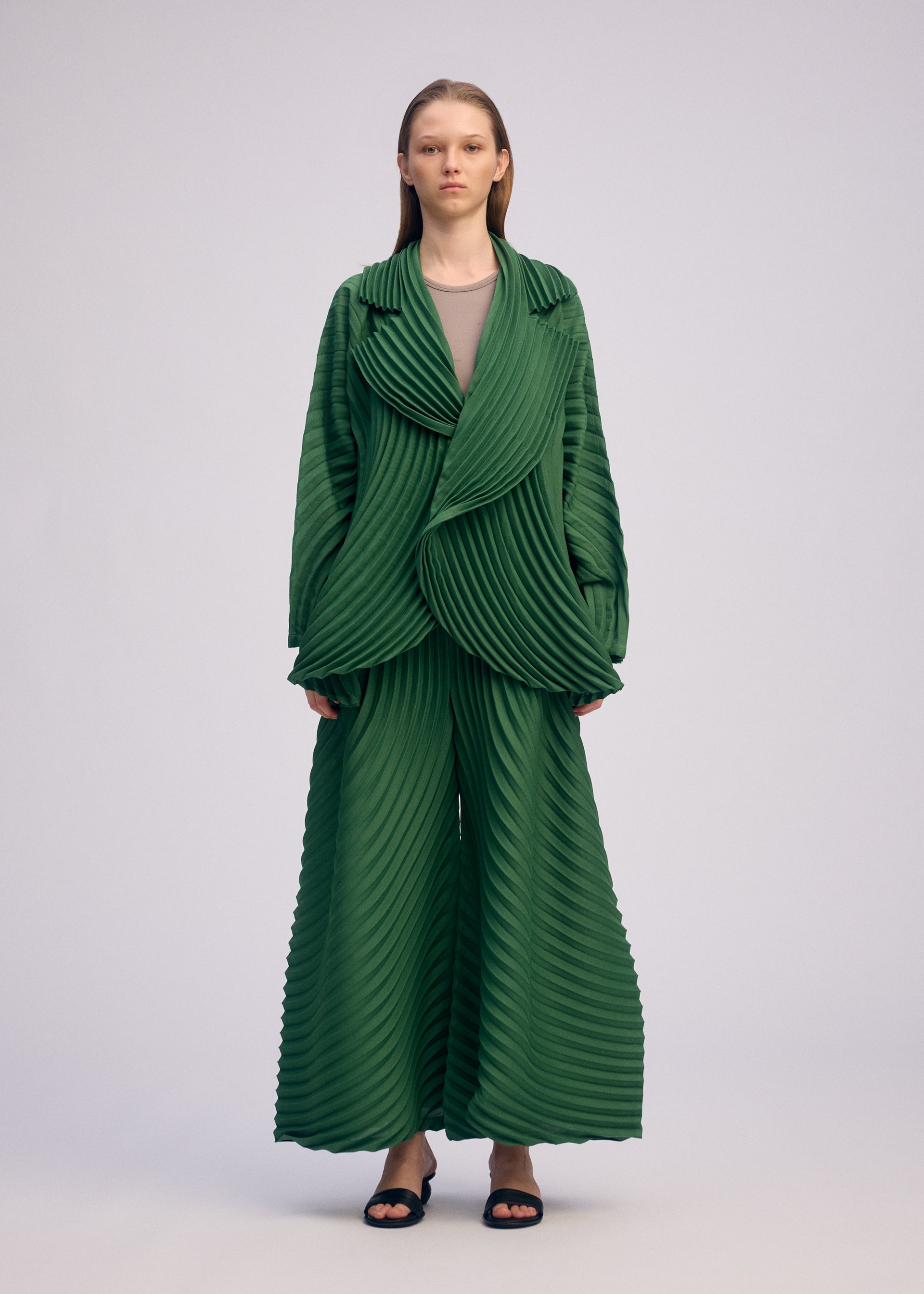 A model wears the ISSEY MIYAKE CIRCLE PLEATS PB prêt à porter.