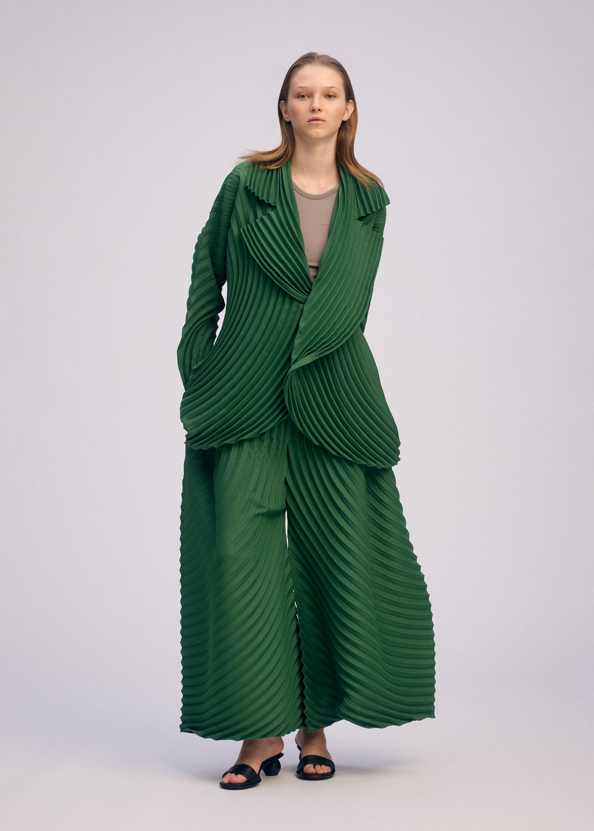 A model wears the ISSEY MIYAKE CIRCLE PLEATS PB prêt à porter.