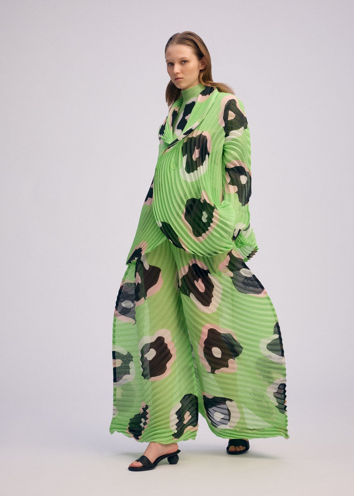 A model wears the Issey Miyake VERVE prêt à porter.